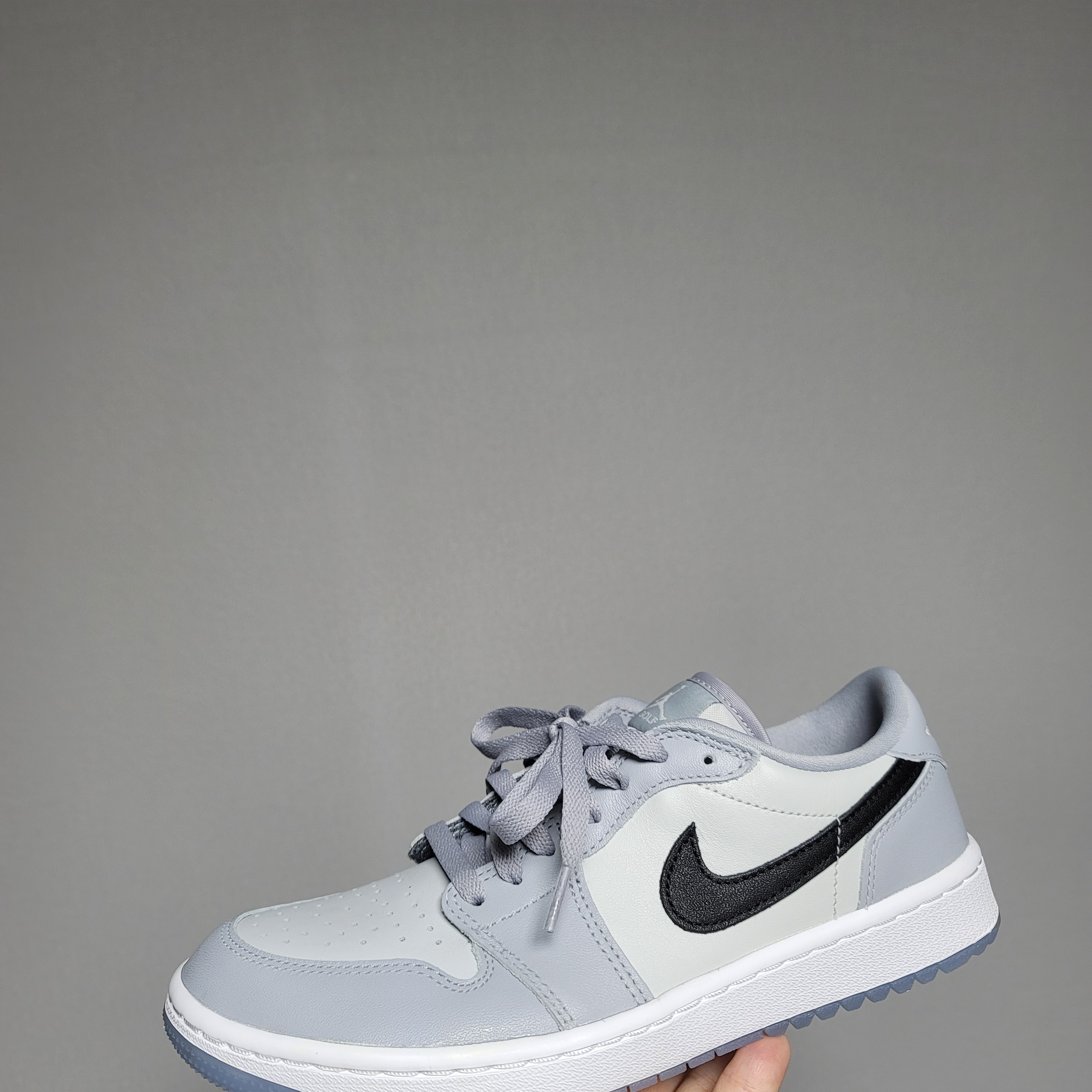 Jordan 1 Low Golf Wolf Grey 착용 스타일 - 1