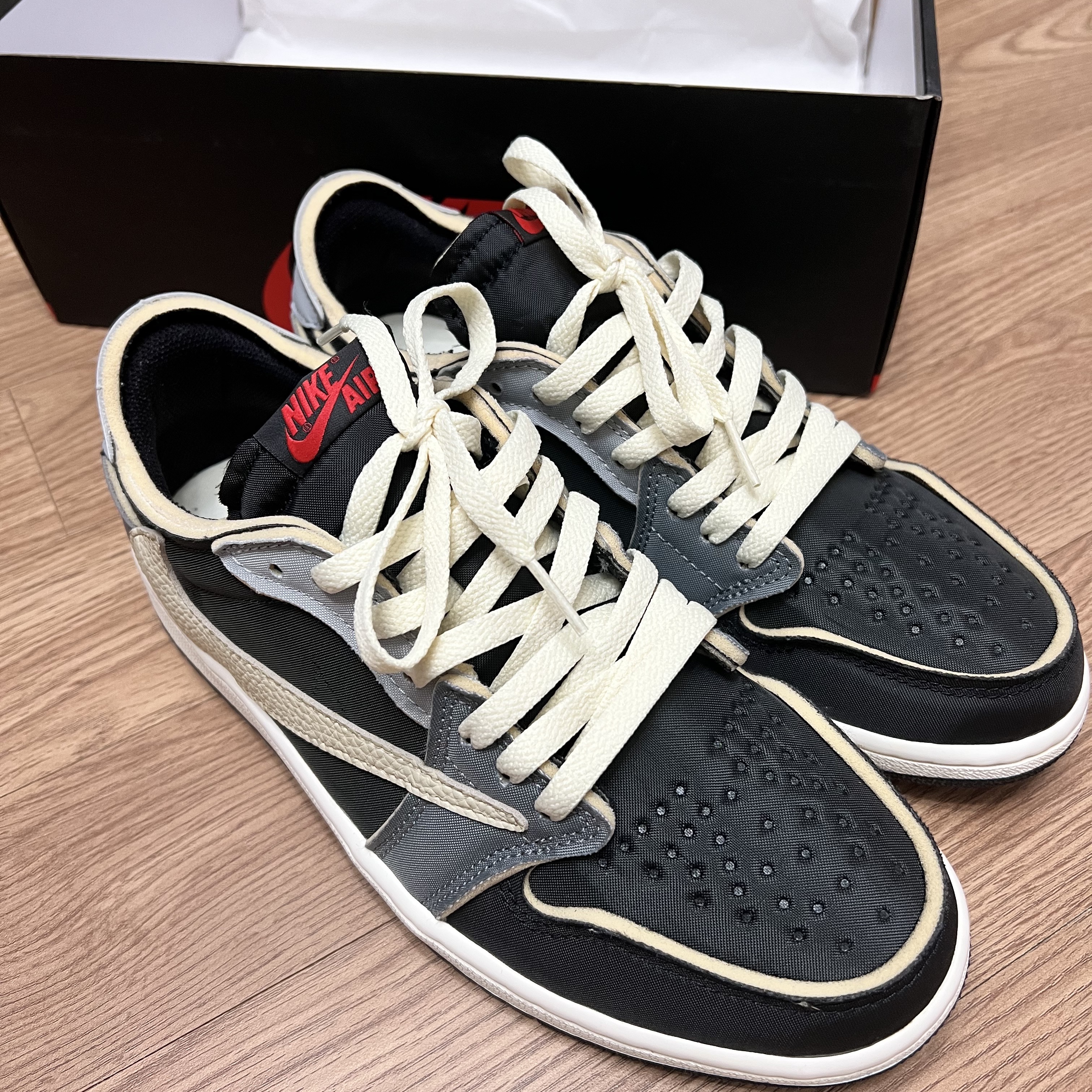 Jordan 1 Retro Low OG EX Black and Smoke Grey 착용 스타일 - 2