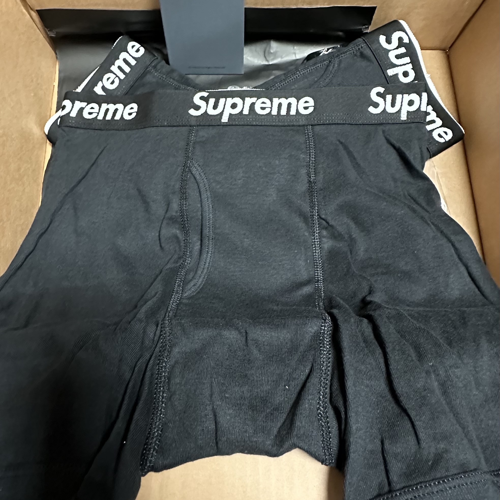 Supreme Hanes Boxer Briefs Black (4 Pack) 착용 스타일