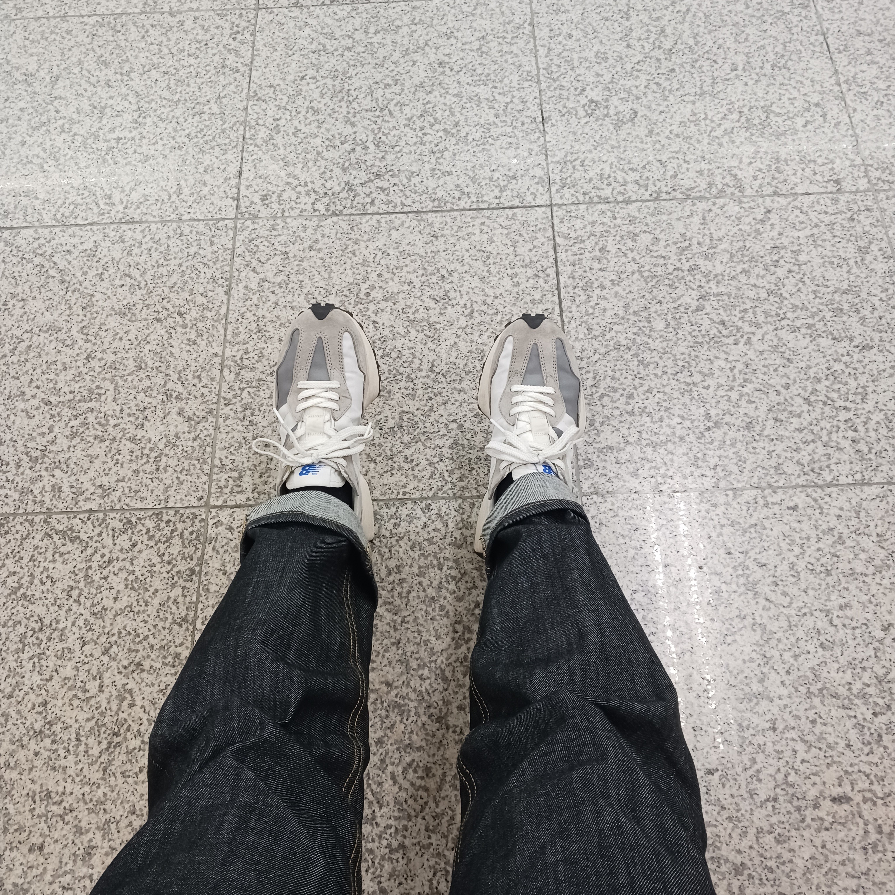 New Balance 327 Grey, Vans Vault OG Old Skool LX Black 착용 스타일 - 1
