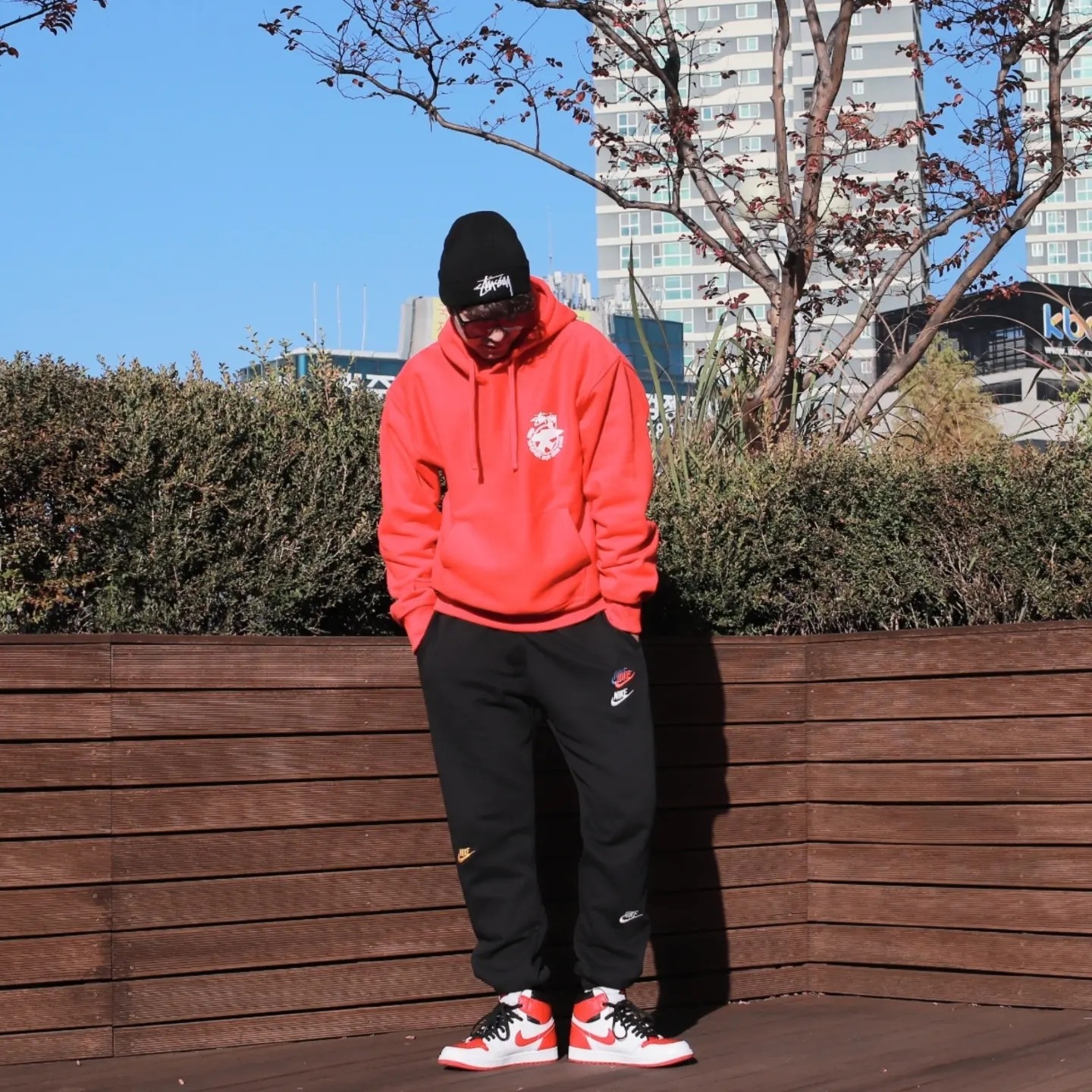 Stussy Big Stock Cuff Beanie Black, Stussy Beach Roots Hoodie Red 착용 스타일 - 4