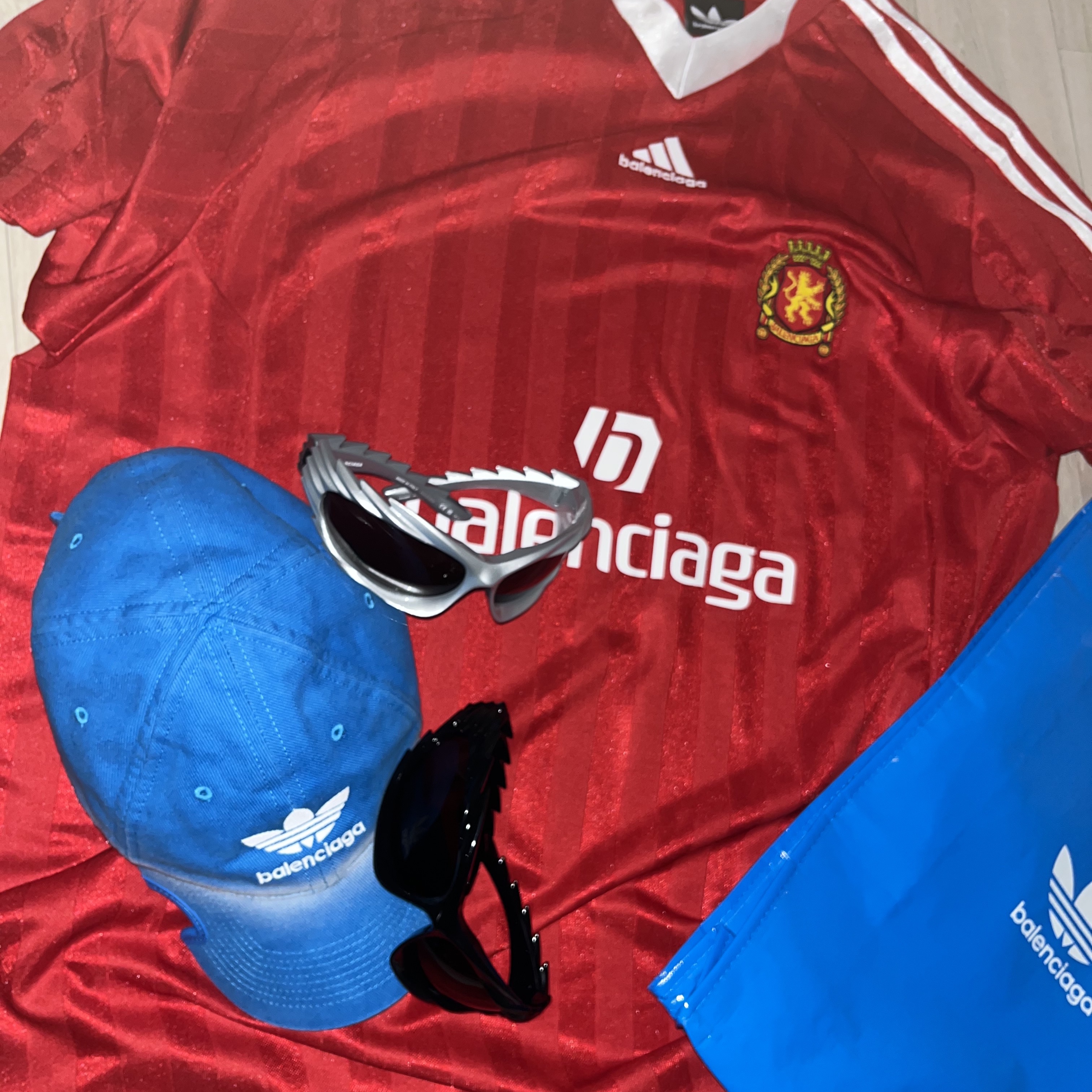 Balenciaga x Adidas Cap Blue, Balenciaga x Adidas Oversized Football T-Shirt Red 착용 스타일 - 5