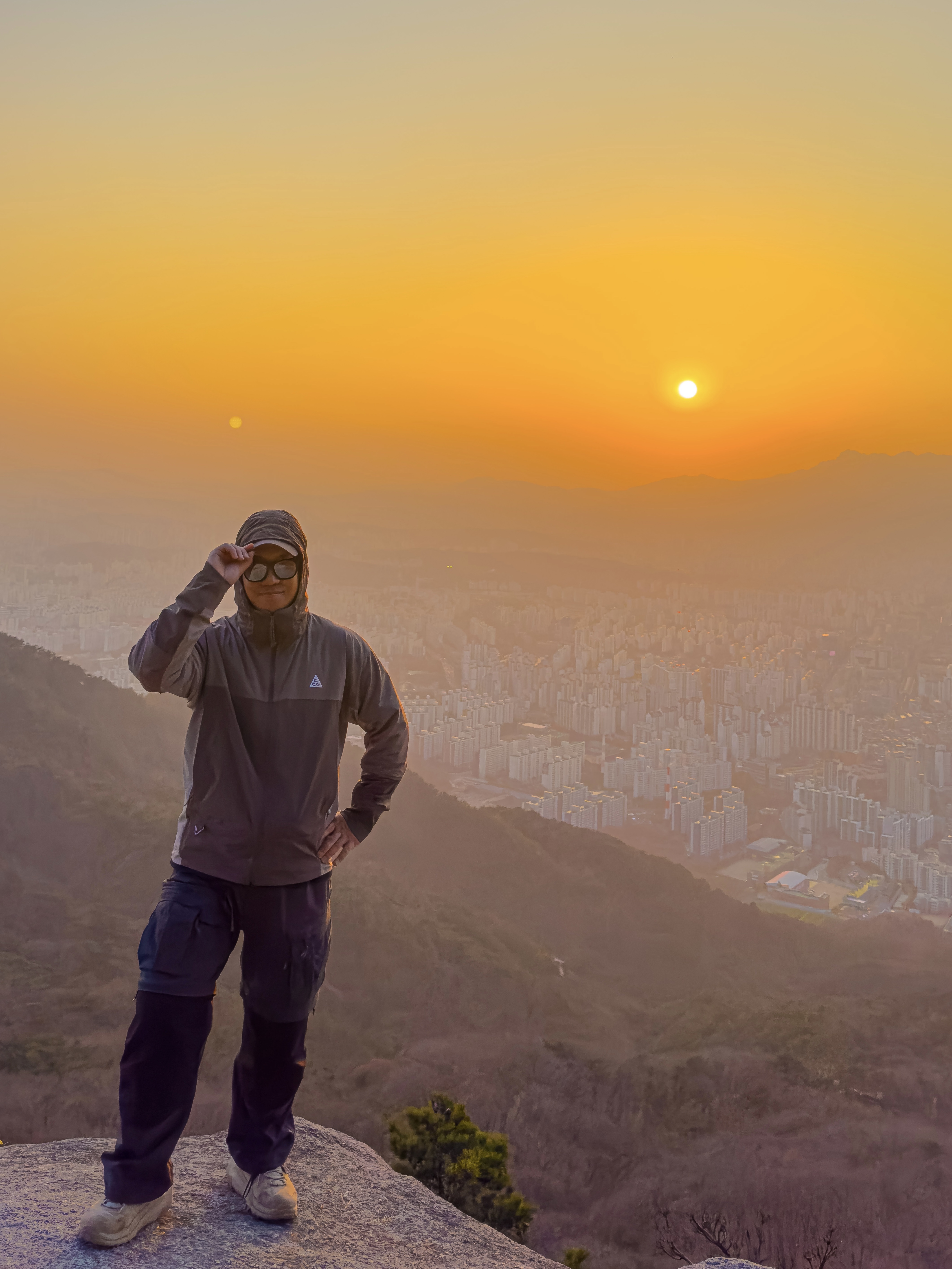 Nike ACG Sun Farer Jacket Ironstone - Asia, Nike ACG Smith Summit Cargo Pants Dark Smoke Grey - Asia 착용 스타일 - 1