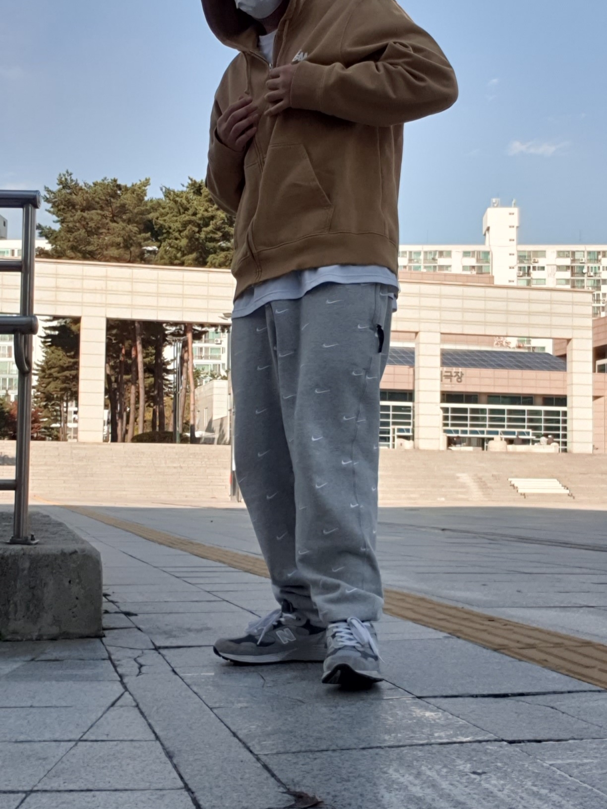 Stussy Stock DSM Los Angeles Zip Hoodie Khaki 2021, Nike NRG Swoosh Logo Pants Grey Heather 착용 스타일 - 3
