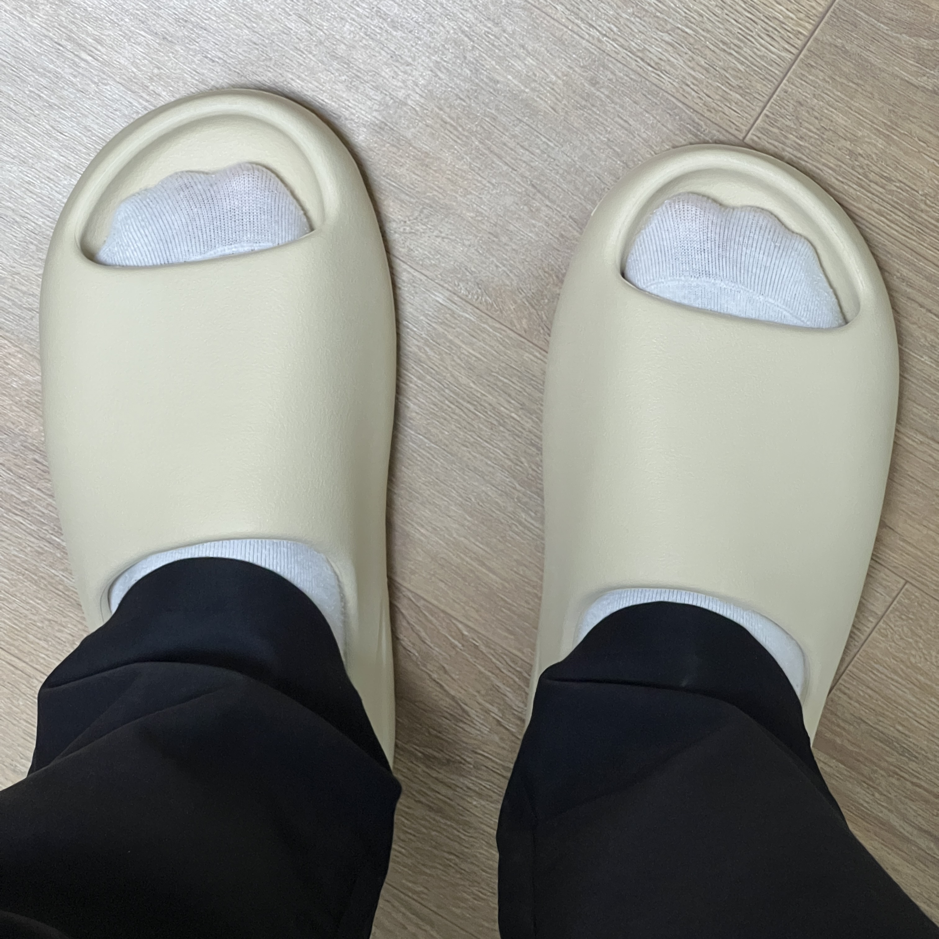 Adidas Yeezy Slide Bone 2022/2023 착용 스타일 - 2