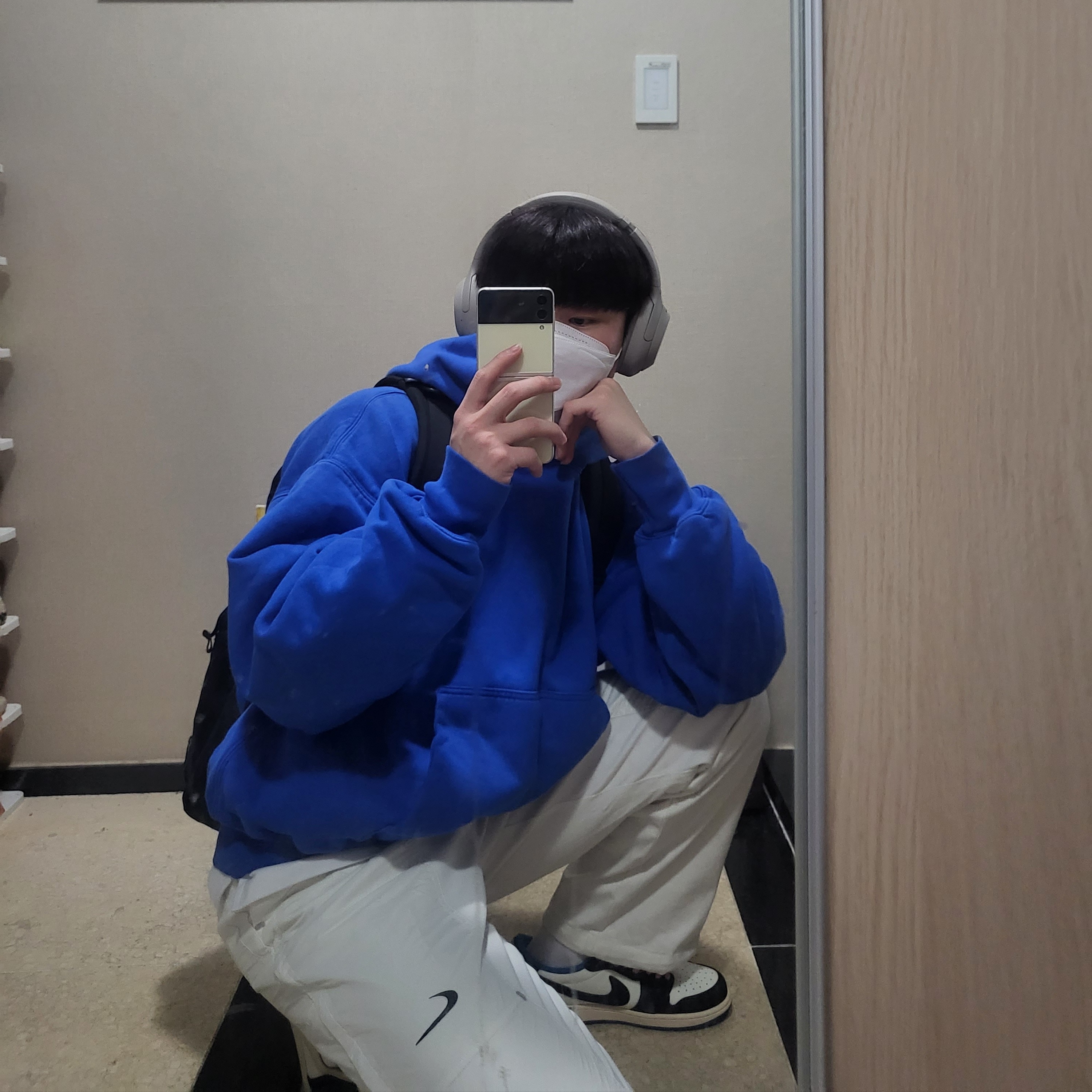 Jordan 1 x Travis Scott x Fragment Retro Low OG SP Military Blue, Yeezy Gap Hoodie Blue 착용 스타일