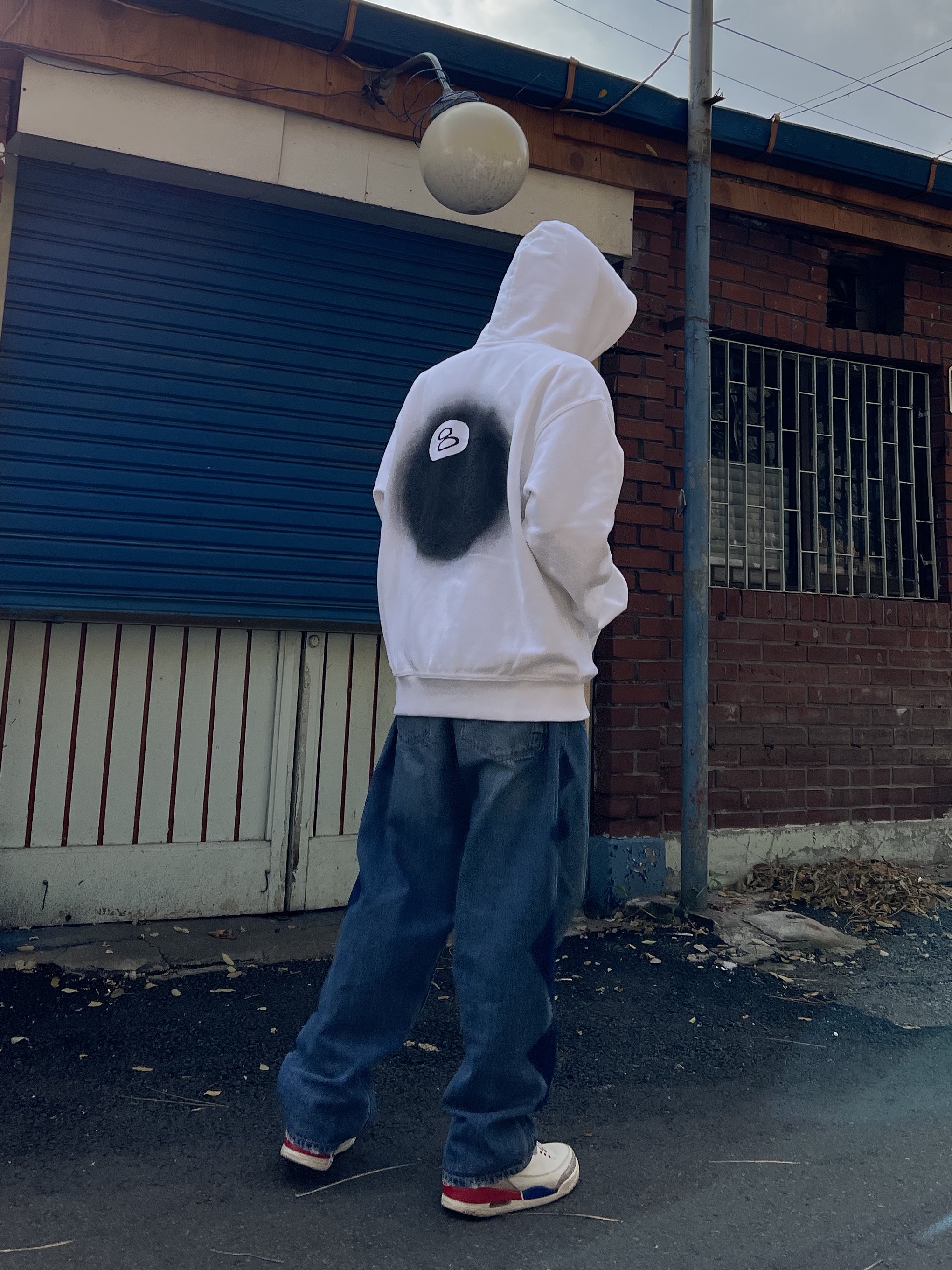 Stussy 8 Ball Fade Hoodie White, Jordan 3 Retro International Flight 착용 스타일 - 1