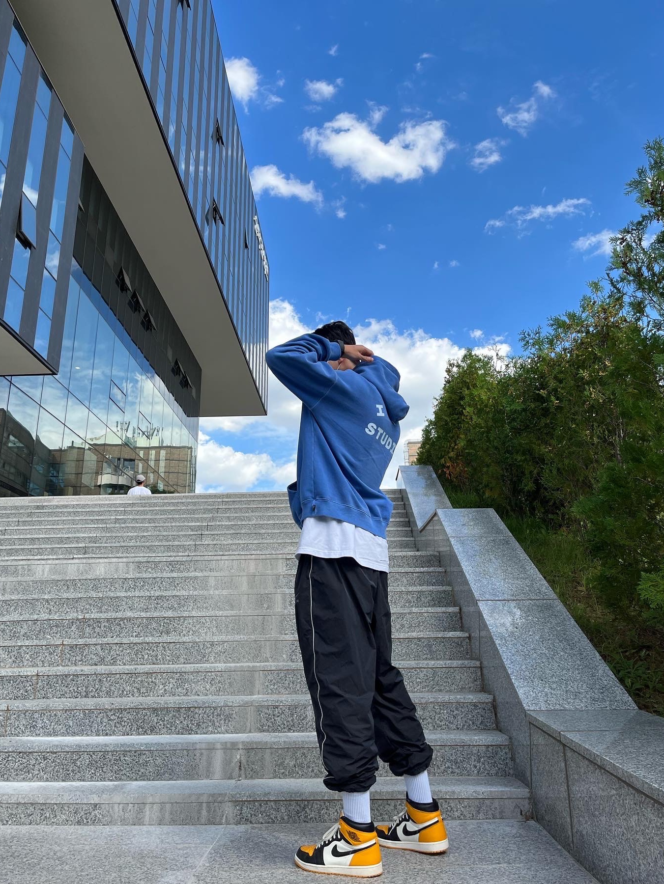 IAB Studio Pigment Hoodie Royal Blue - 22FW, Jordan 1 Retro High OG Taxi 착용 스타일 - 1