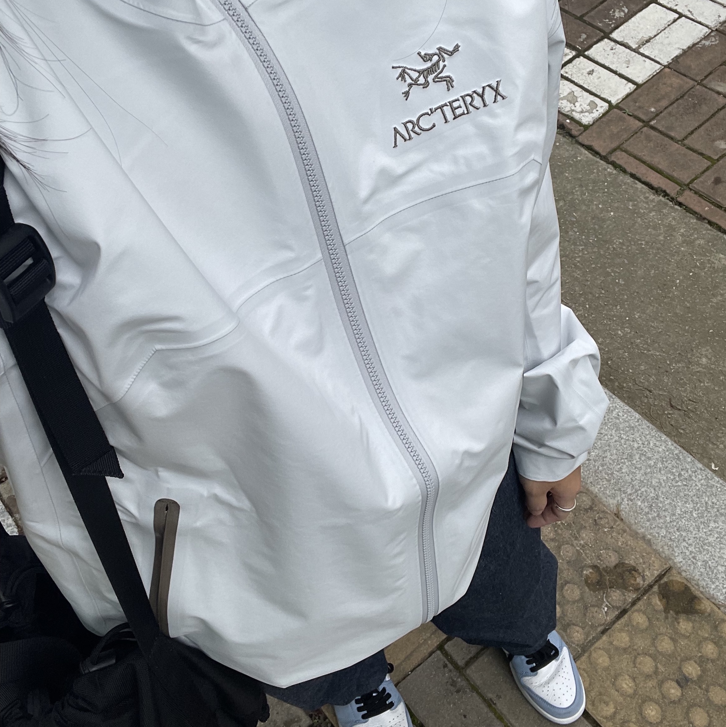 (W) Arc'teryx Beta Jacket Ambient Slate, Jordan 1 Retro High OG University Blue 착용 스타일 - 3