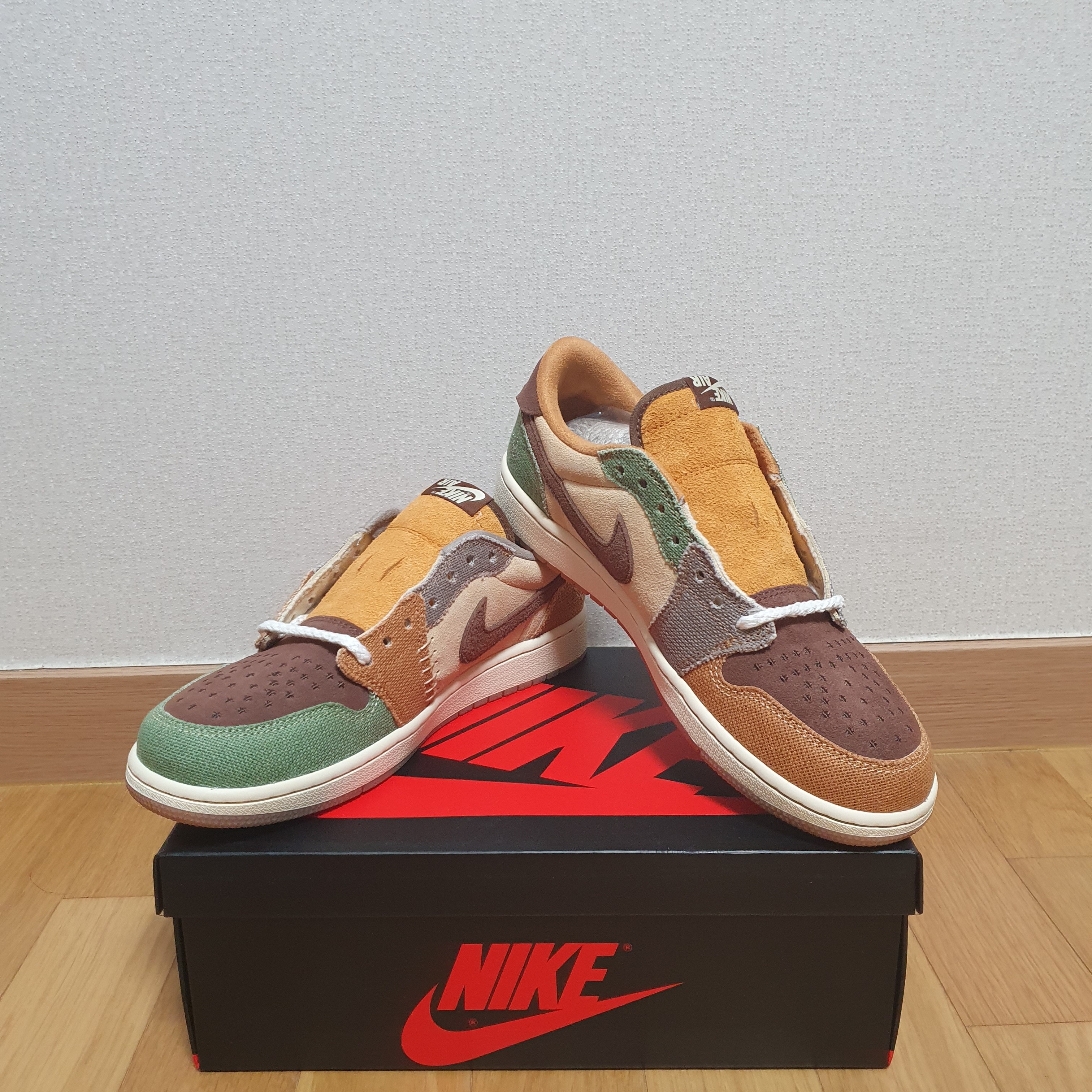 Jordan 1 x Zion Williamson Retro Low OG Flax and Oil Green 착용 스타일 - 1