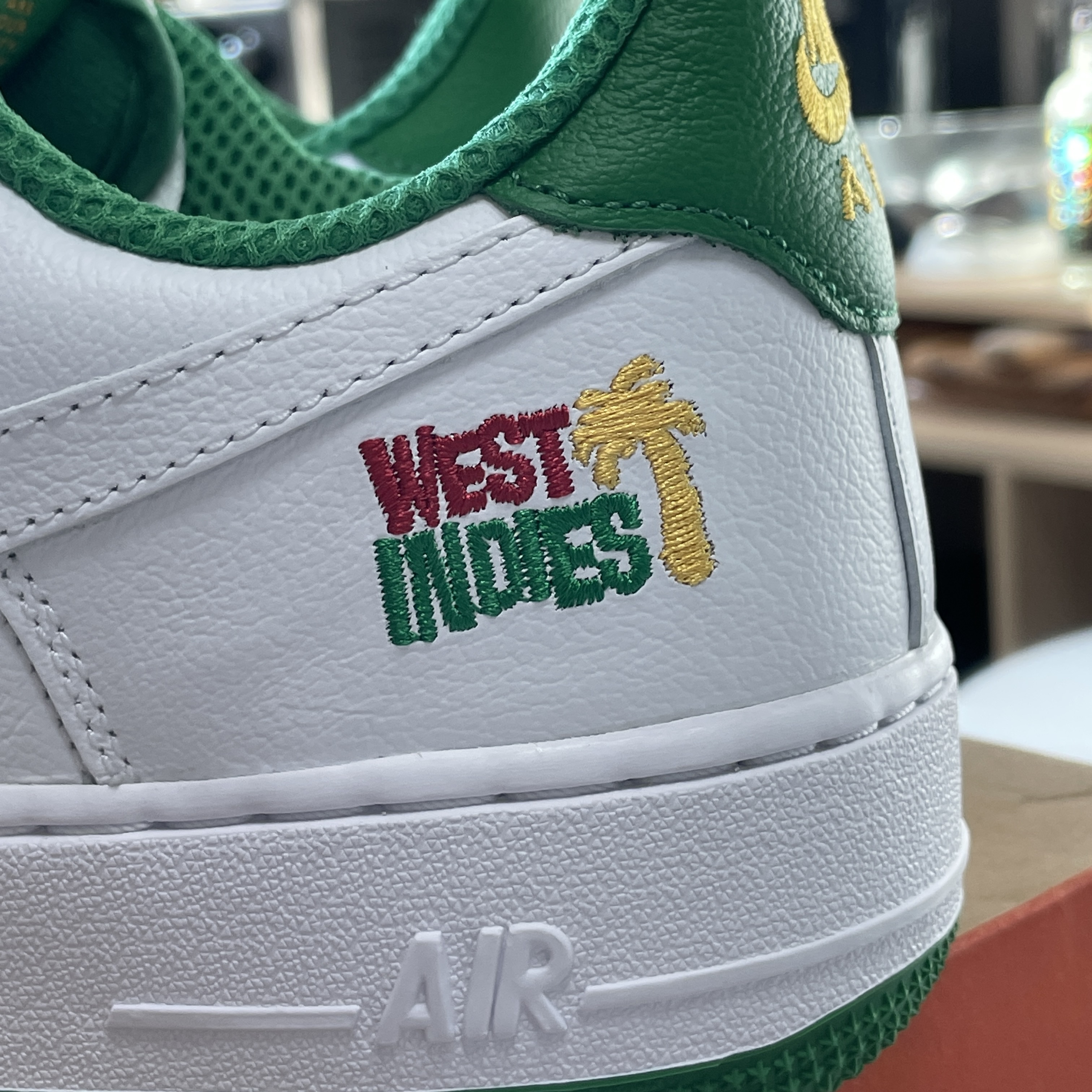 Nike Air Force 1 Low Retro QS West Indies Classic Green 착용 스타일 - 2