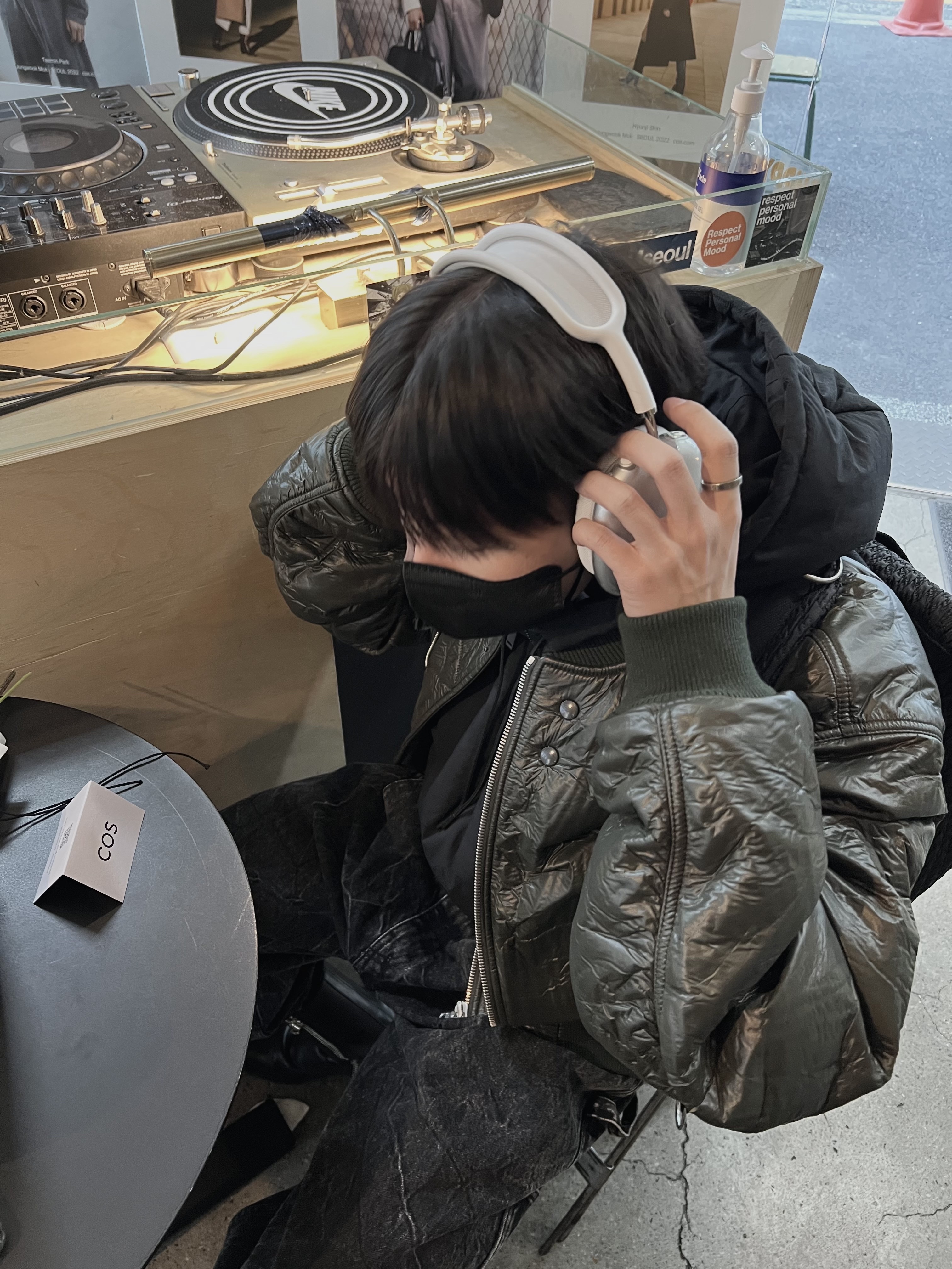Apple AirPods Max Lightning Silver (Korean Ver.) 착용 스타일 - 2