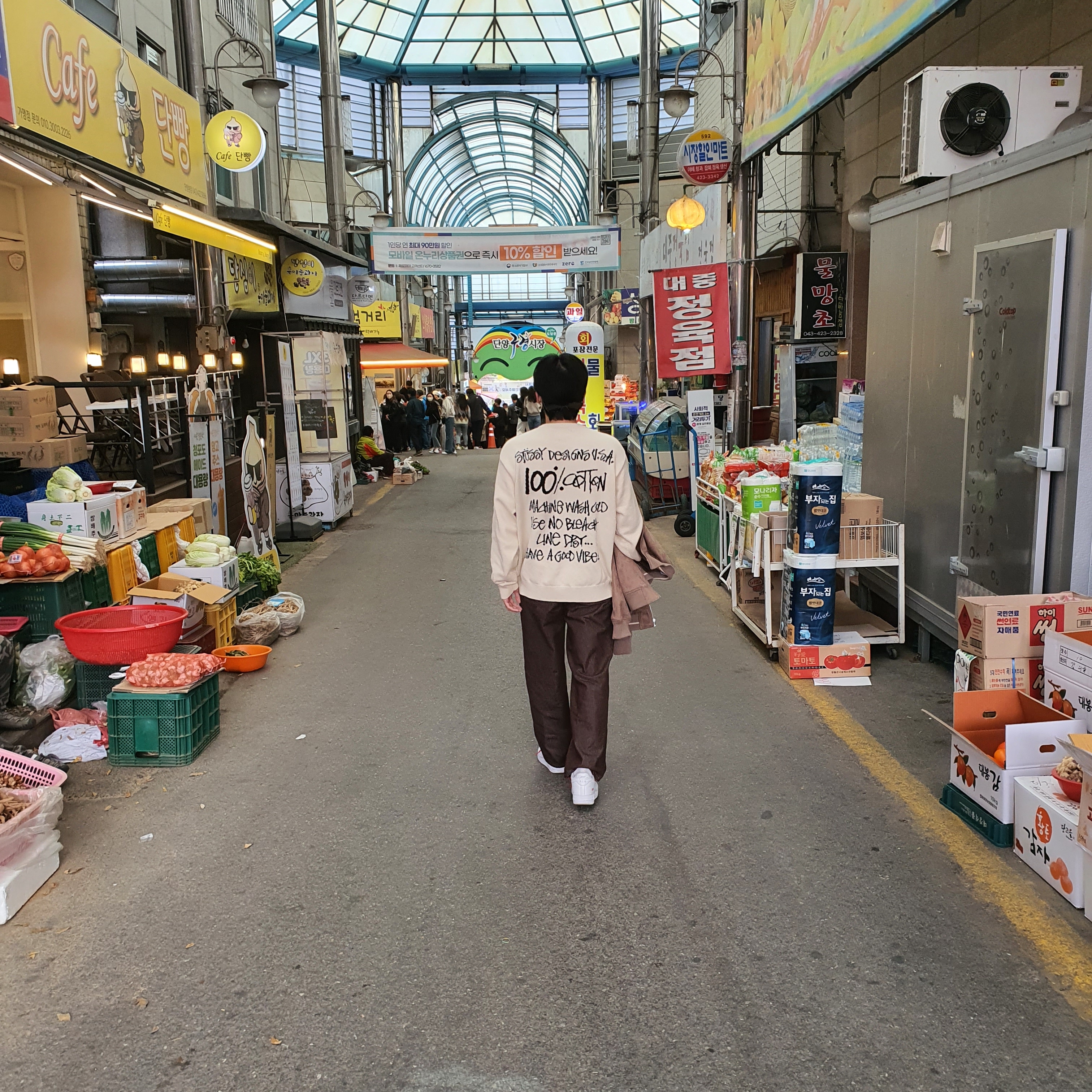 Stussy Care Label Sweater Natural, Nike x Supreme Air Force 1 Low White 착용 스타일