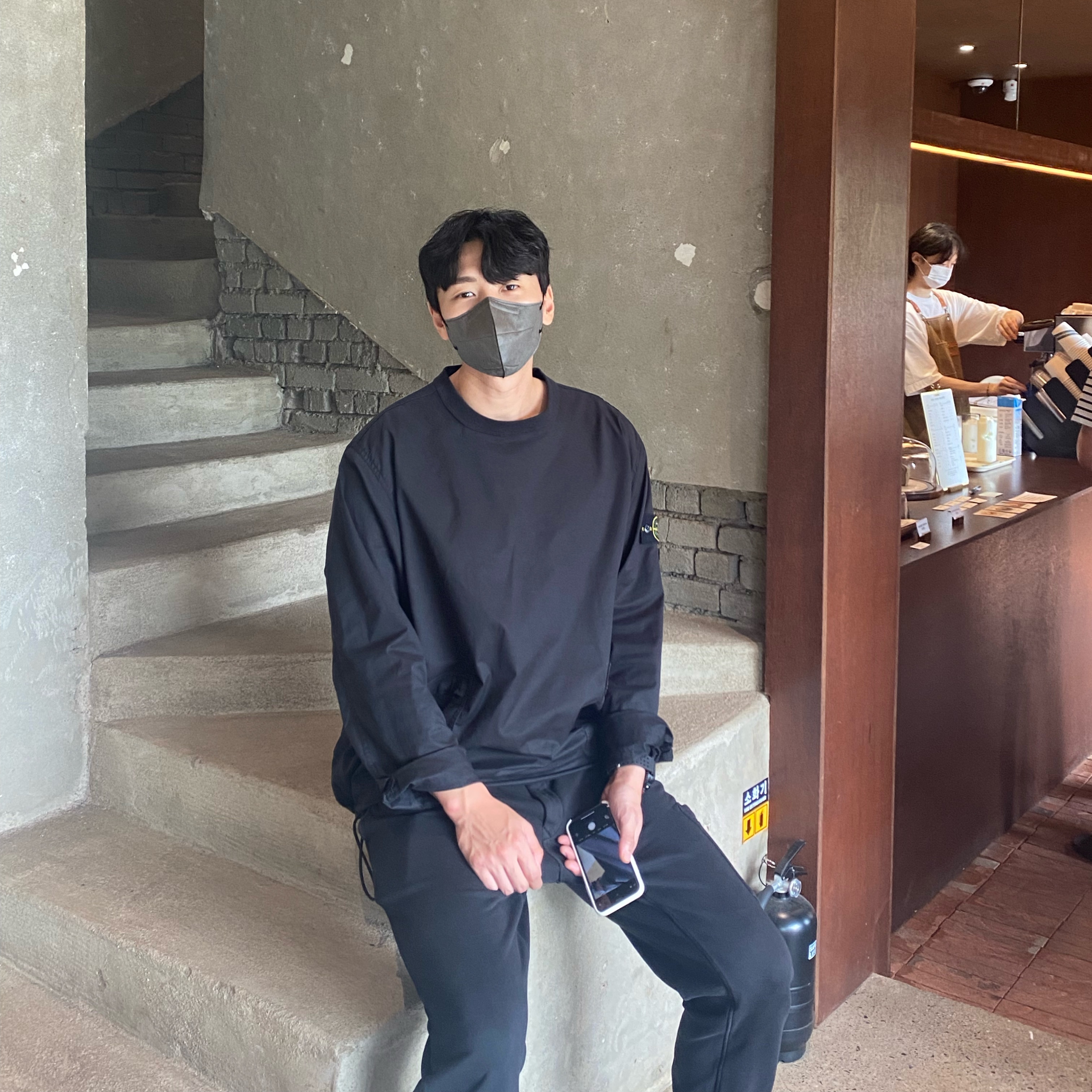 Stone Island 303L1 Compass Patch Cargo Pants Black - 22FW, Stone Island 64450 Long Sleeve Crewneck Sweatshirt Navy Blue - 21SS 착용 스타일 - 3