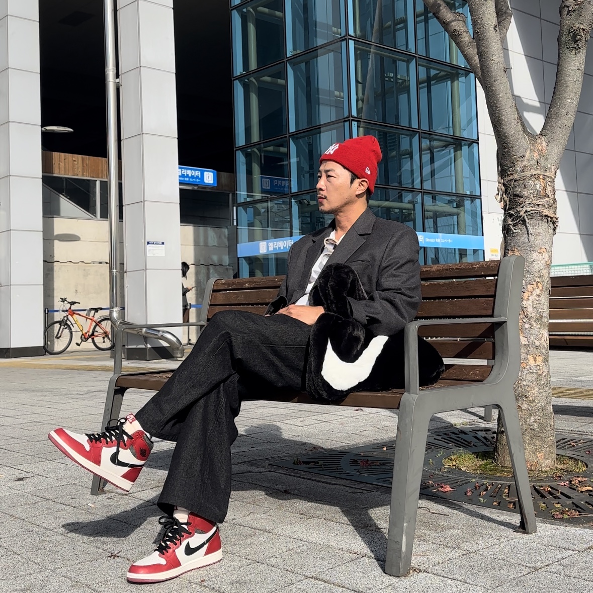 Jordan 1 Retro High OG Chicago 2022, Nike NSW Faux Fur Tote Bag Black 착용 스타일