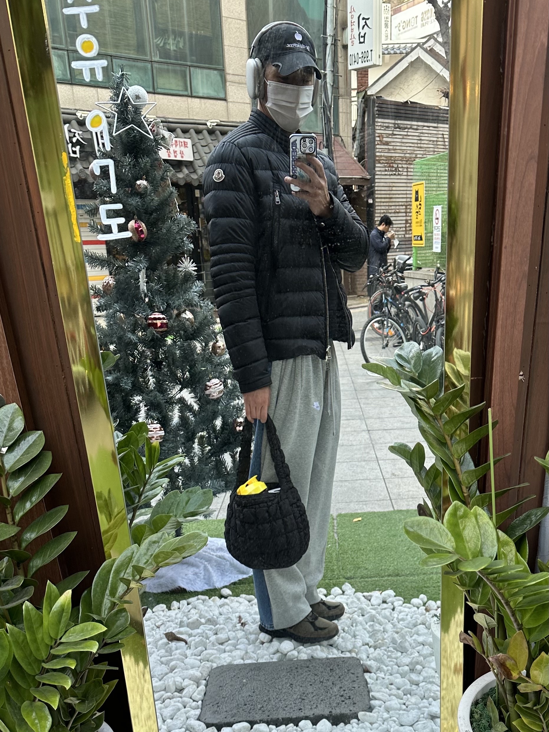 New Balance x JJJJound 990v3 Brown Black, Moncler Amiot Short Down Jacket Black - 22FW 착용 스타일 - 1