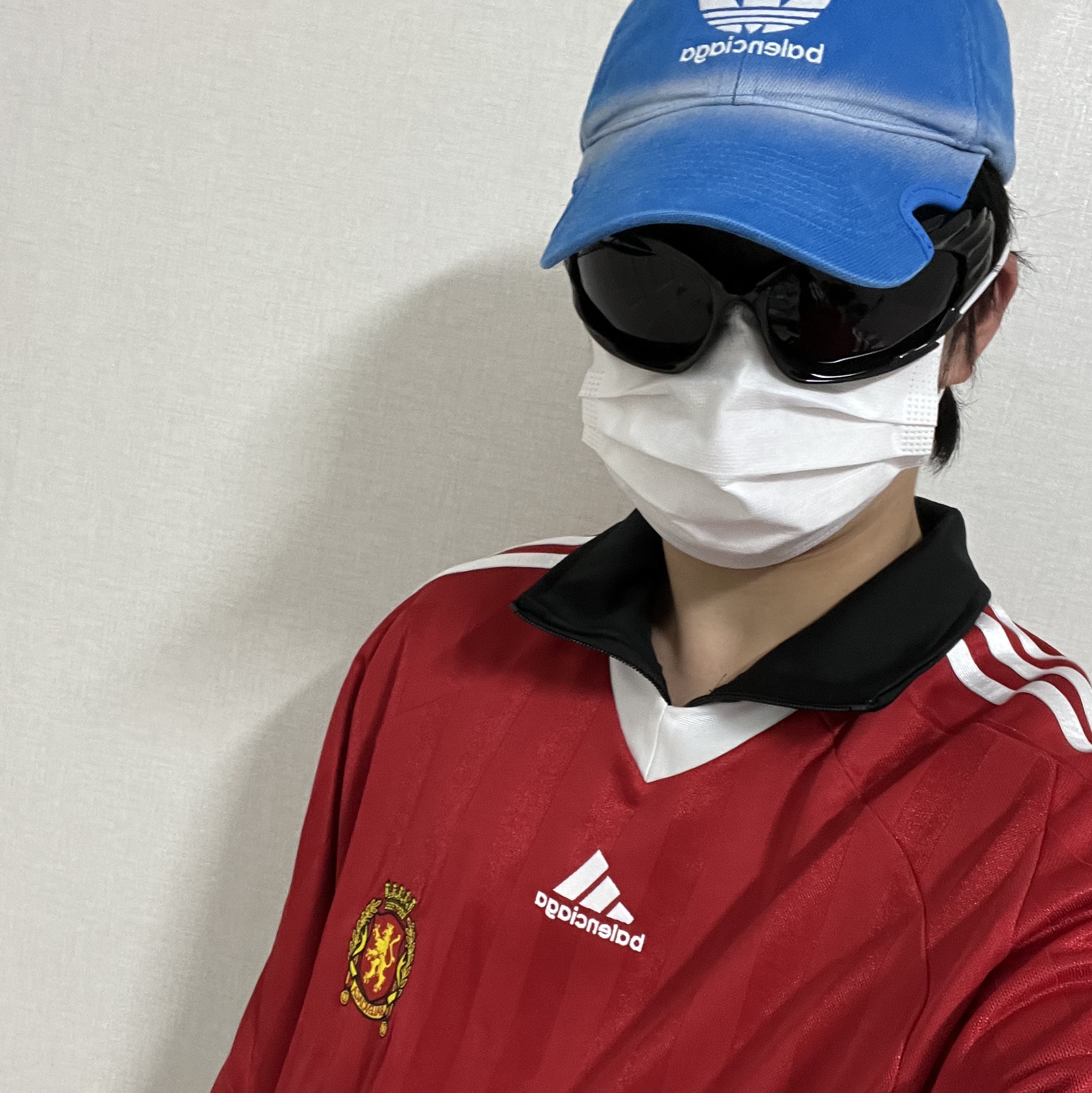 Balenciaga x Adidas Cap Blue, Balenciaga x Adidas Oversized Football T-Shirt Red 착용 스타일 - 2