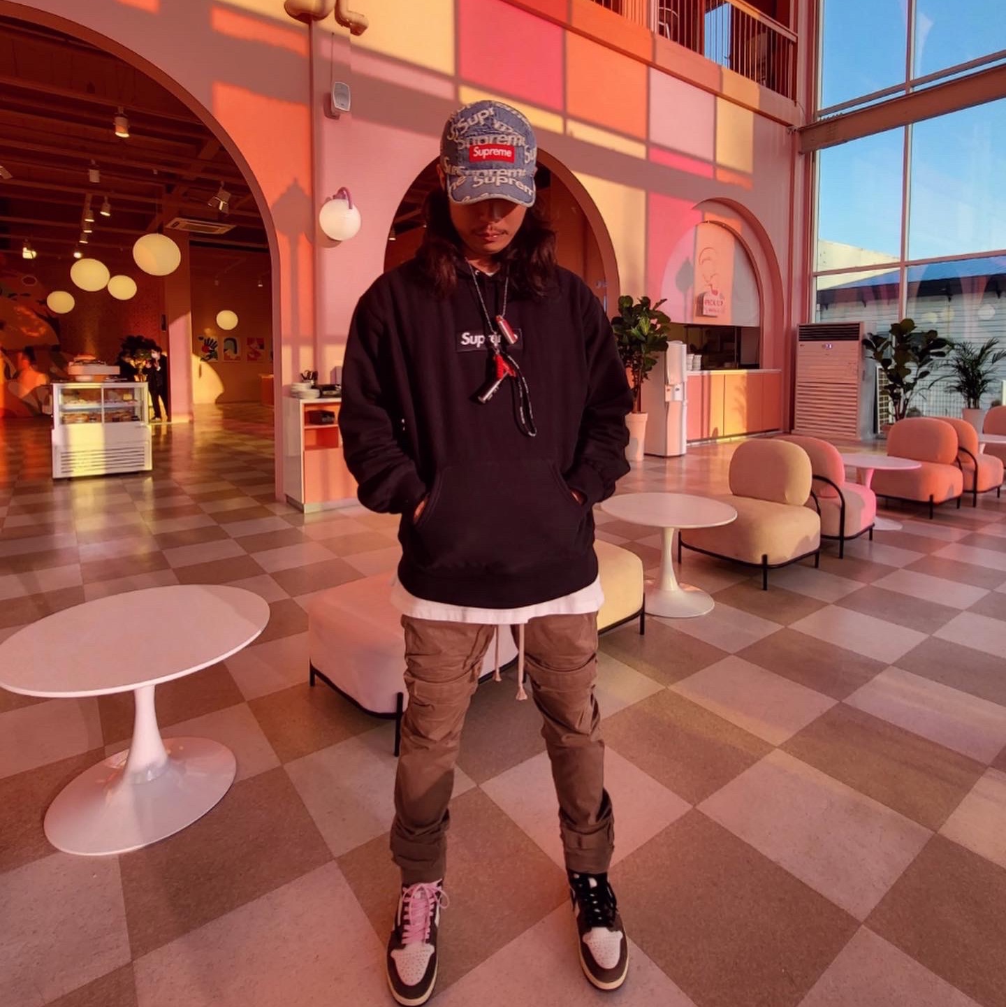 Supreme Frayed Logos Denim Camp Cap Blue - 21SS, Supreme Box Logo Hooded Sweatshirt Black - 21FW 착용 스타일 - 2