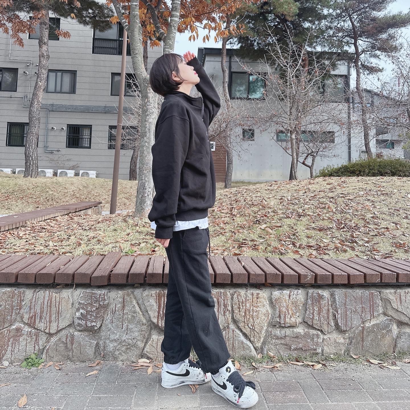 Darkr8m Studio Quarter Zip Up Sweatshirt Black, Darkr8m Studio x Hardhitters Satin Reflective Logo Cap 착용 스타일 - 2