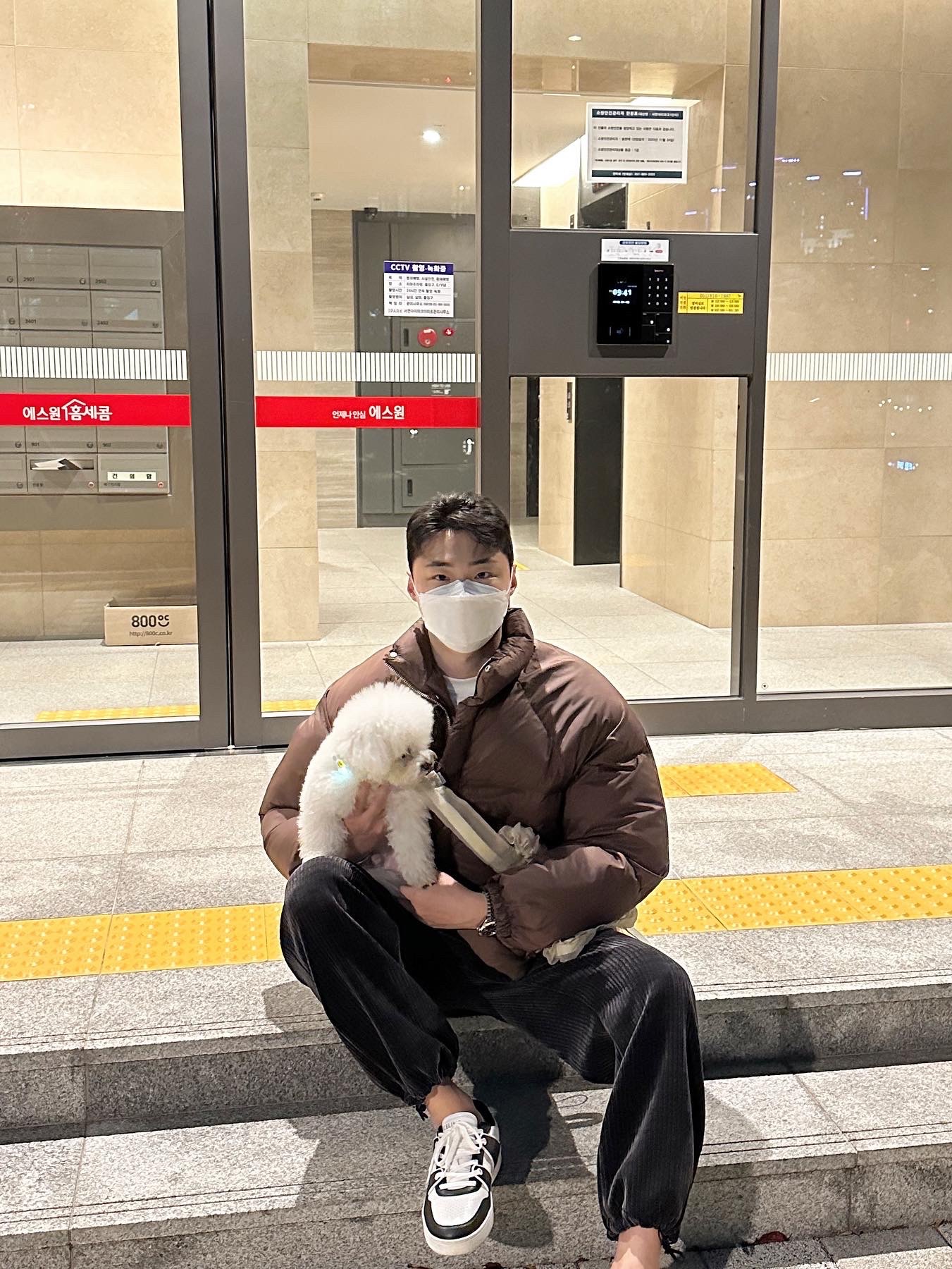Celine CT-04 Trainer Low Lace-Up Sneakers in Calfskin Optic White, Celine CT-04 Low Lace Up Calfskin Sneakers Optic White Black 착용 스타일 - 2