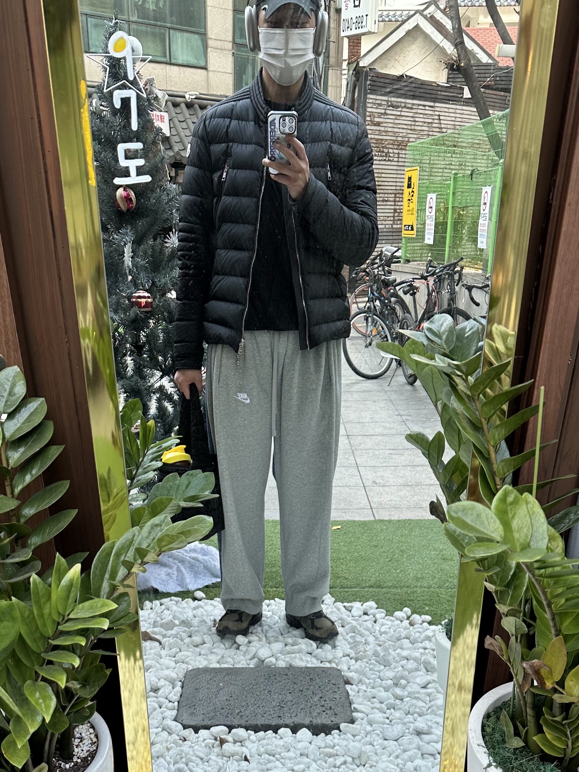 New Balance x JJJJound 990v3 Brown Black, Moncler Amiot Short Down Jacket Black - 22FW 착용 스타일 - 2