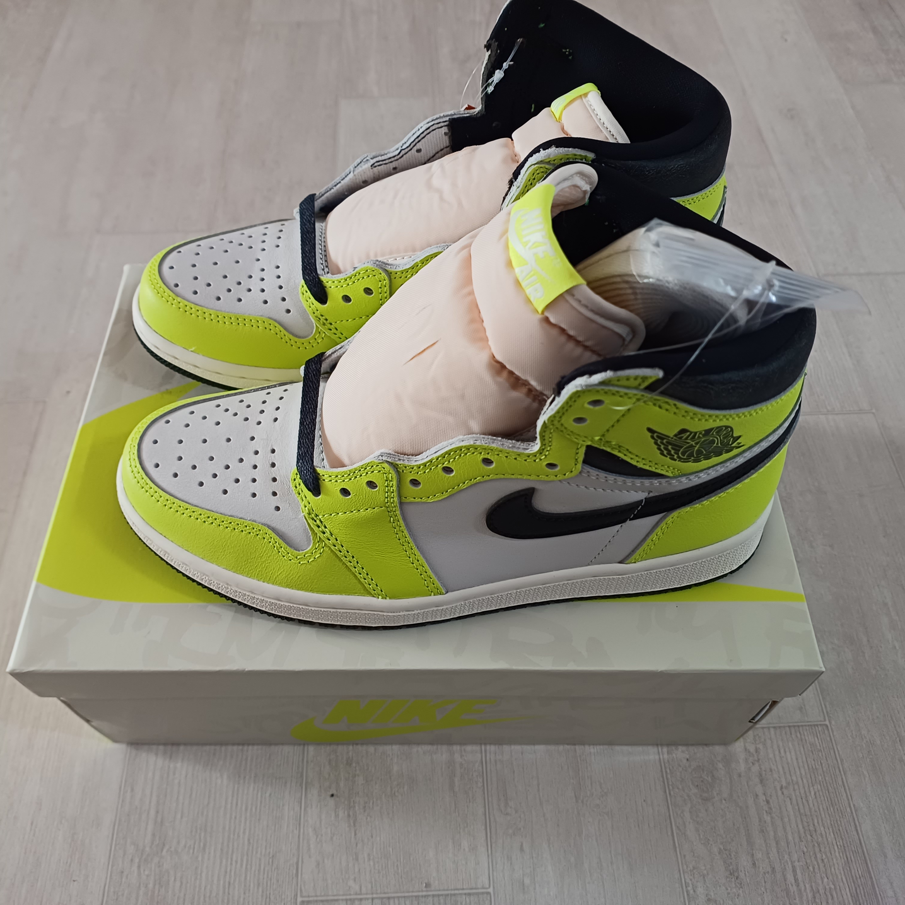 Jordan 1 Retro High OG Volt 착용 스타일 - 3