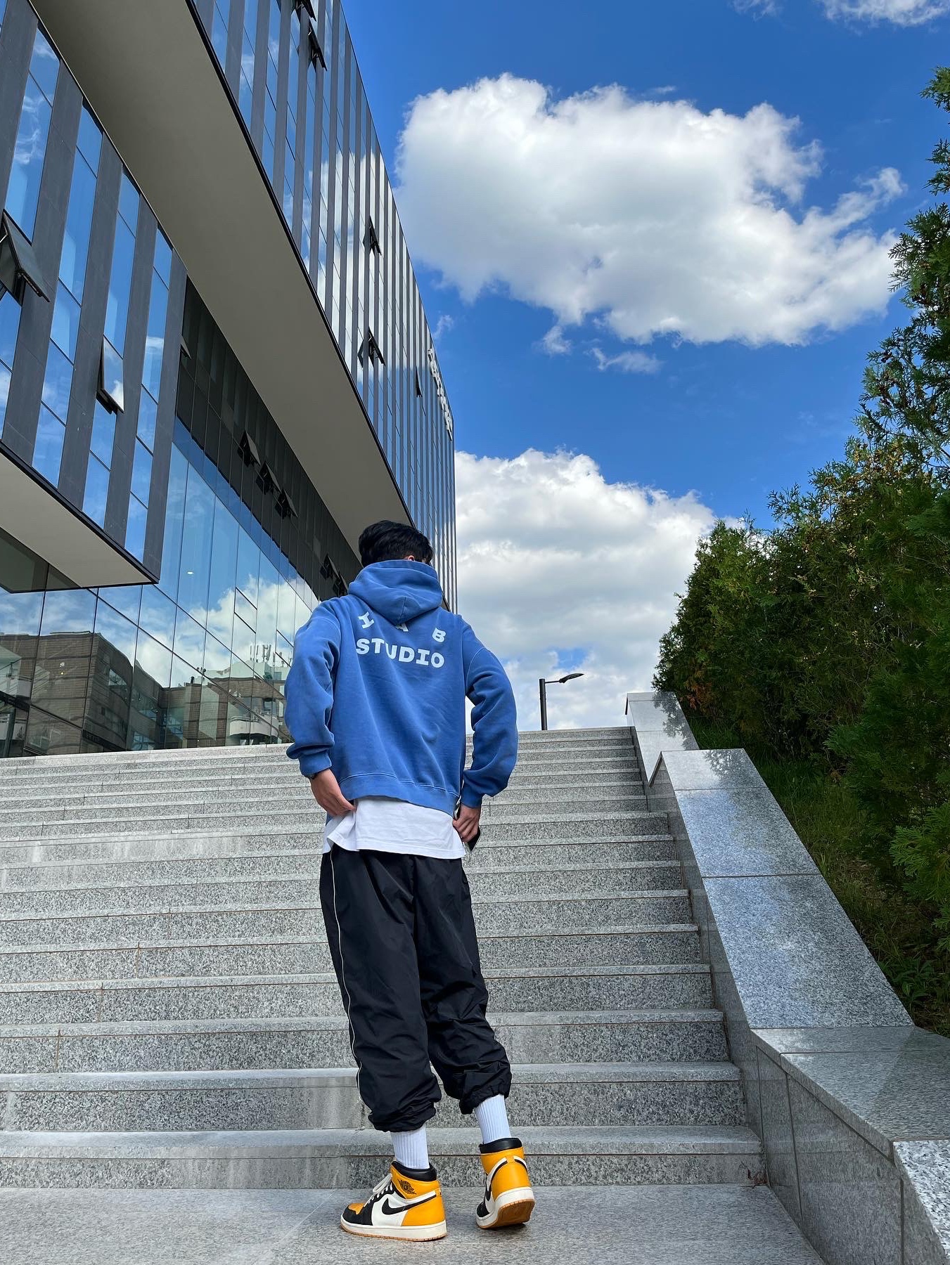 IAB Studio Pigment Hoodie Royal Blue - 22FW, Jordan 1 Retro High OG Taxi 착용 스타일 - 2