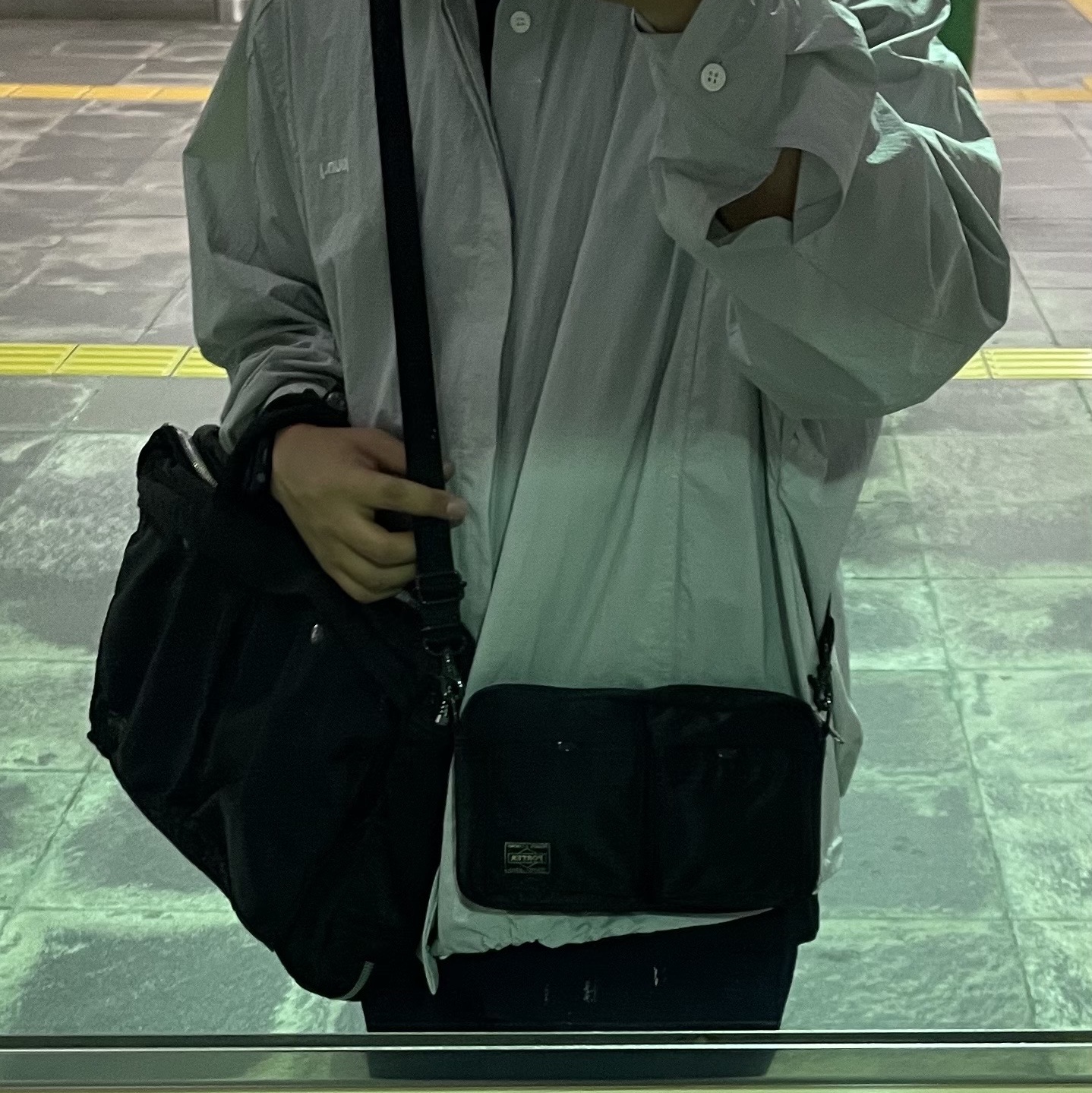 Juun.J Nylon Coach Shirt Sky Blue, Porter Tanker Shoulder Bag Black 착용 스타일