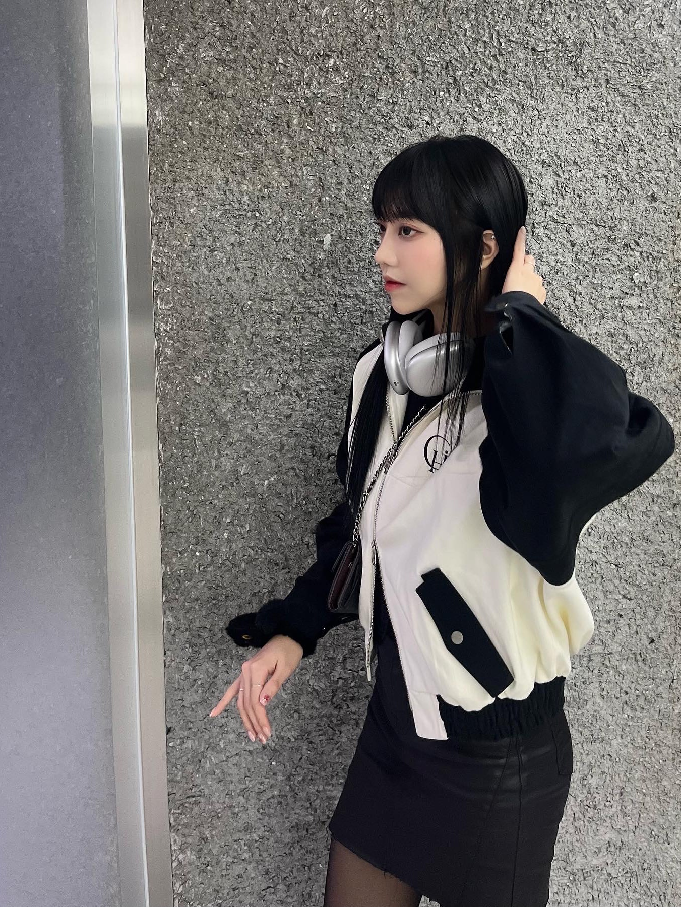 Apple AirPods Max Lightning Silver (Korean Ver.), Chanel Small Classic Flap Wallet Grained Calfskin & Silver Black 착용 스타일 - 5