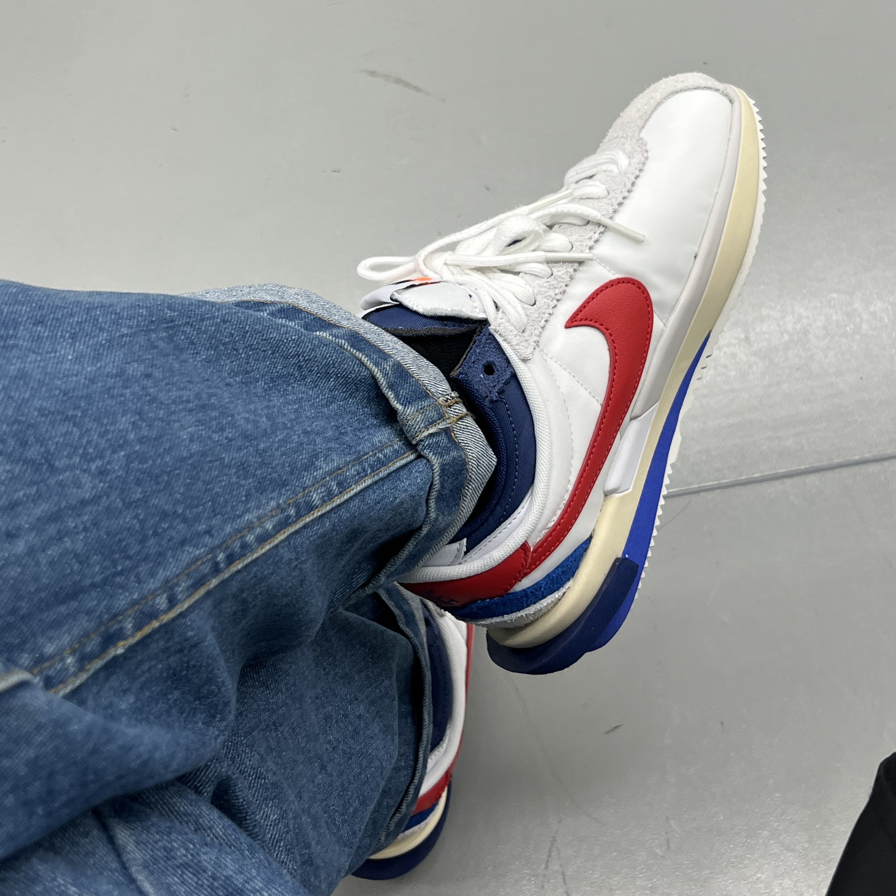 Nike x Sacai Zoom Cortez SP White and University Red 착용 스타일 - 1