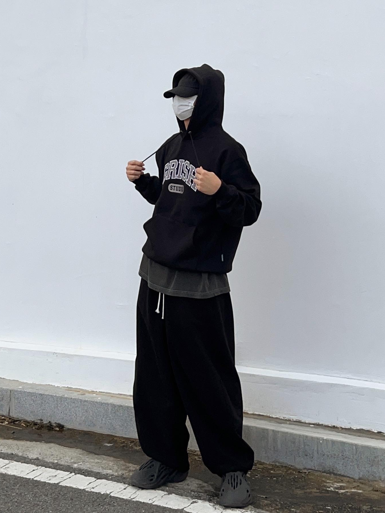 Adidas Yeezy Foam RNNR Onyx 착용 스타일 - 1