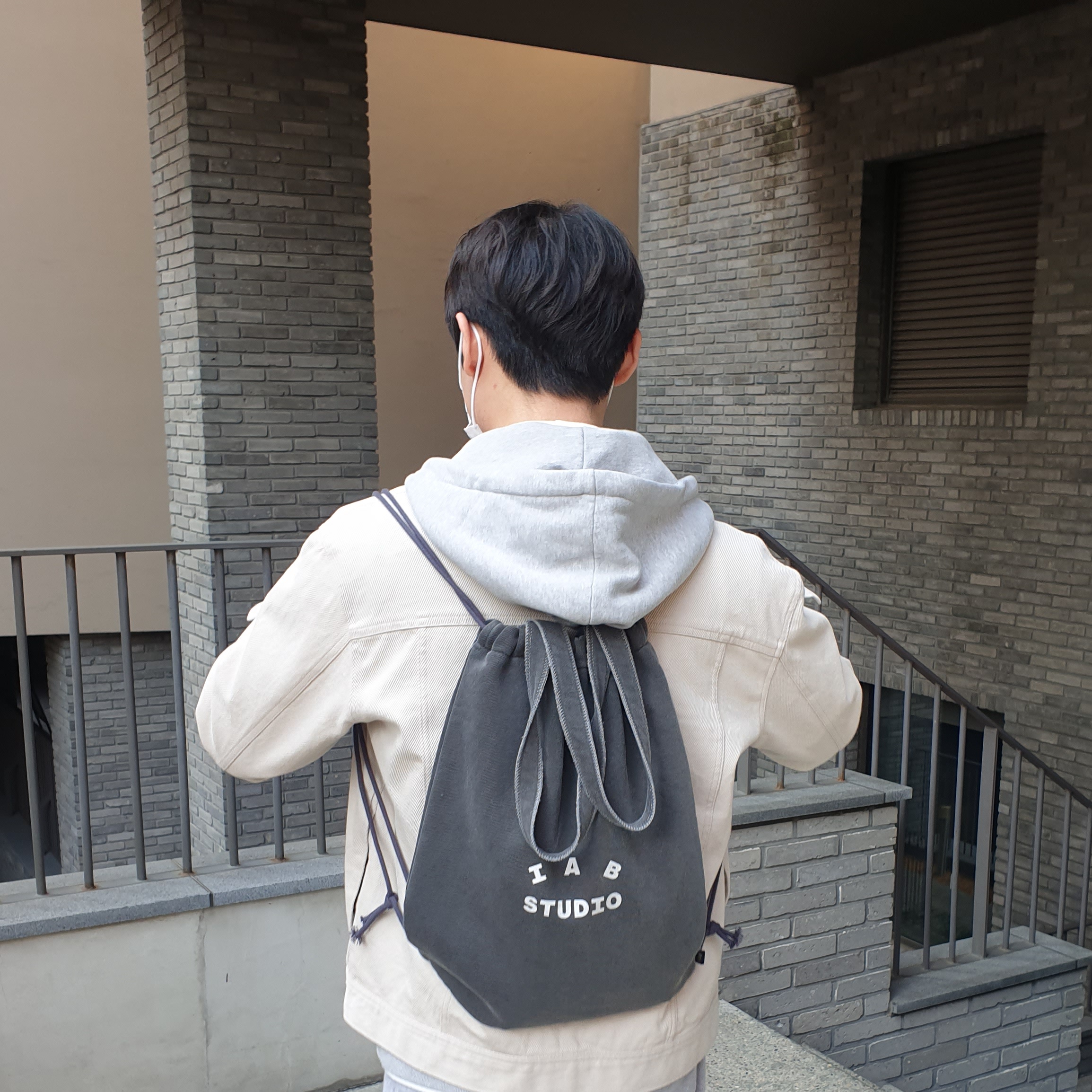 IAB Studio Pigment Sack Black 착용 스타일