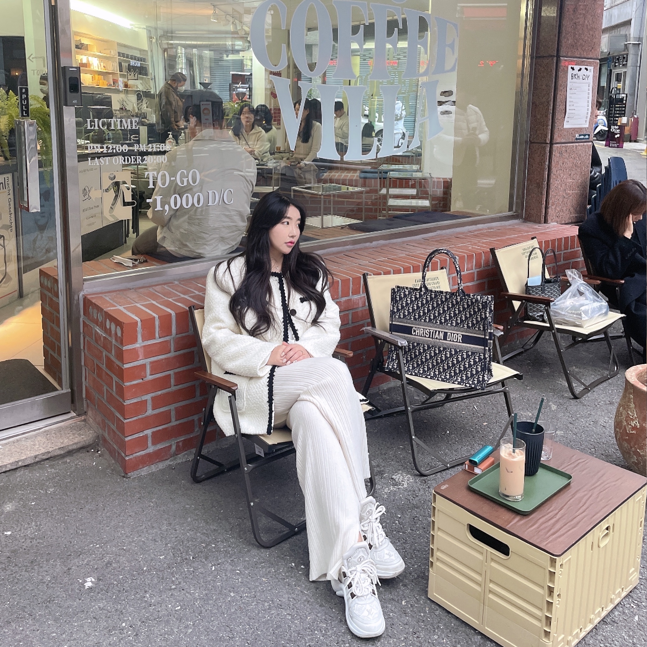 (W) Louis Vuitton LV Archlight Sneakers White, Dior Large Book Tote Blue Dior Oblique Embroidery 착용 스타일 - 1