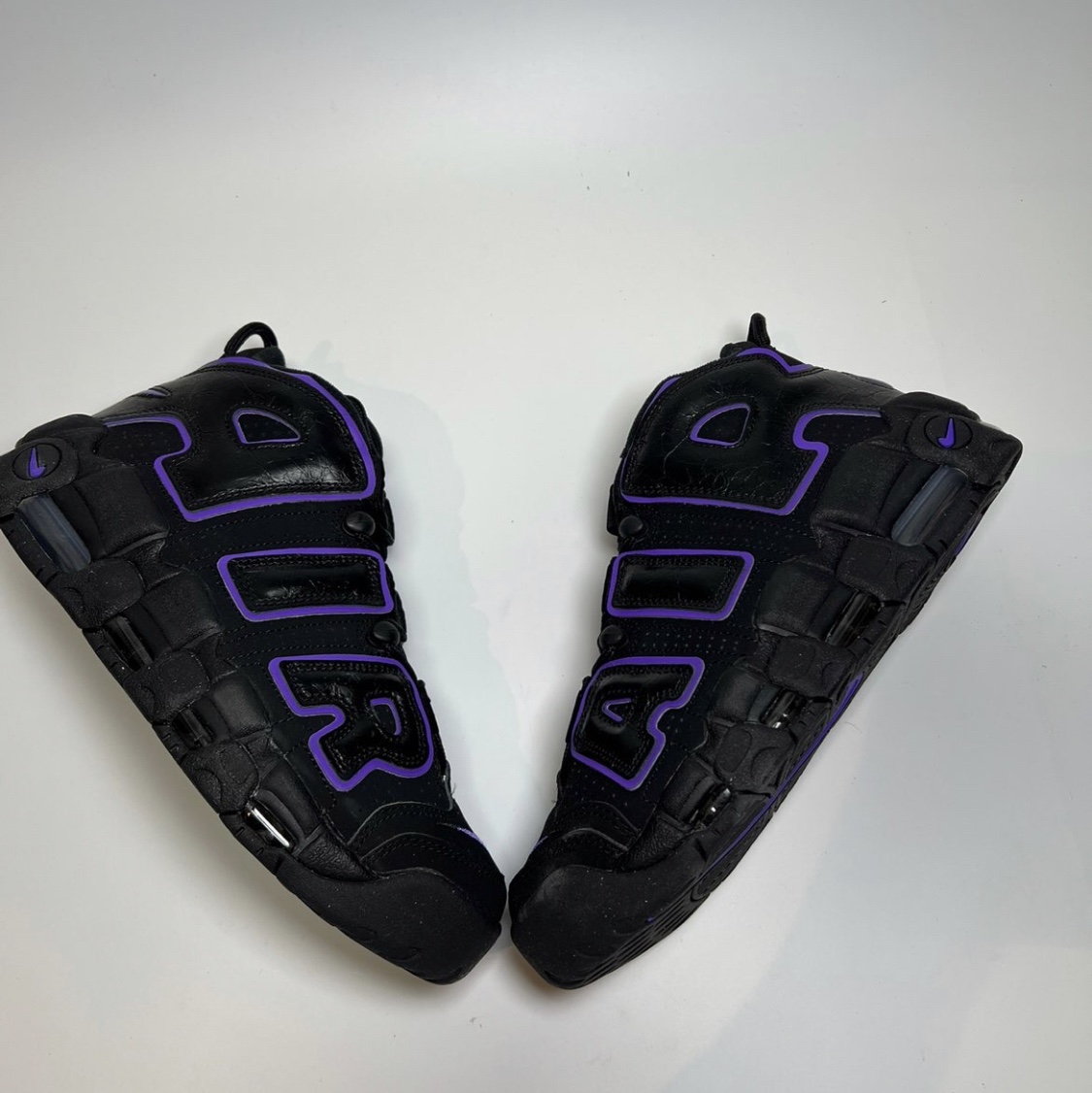 Nike Air More Uptempo 96 Black Action Grape 착용 스타일