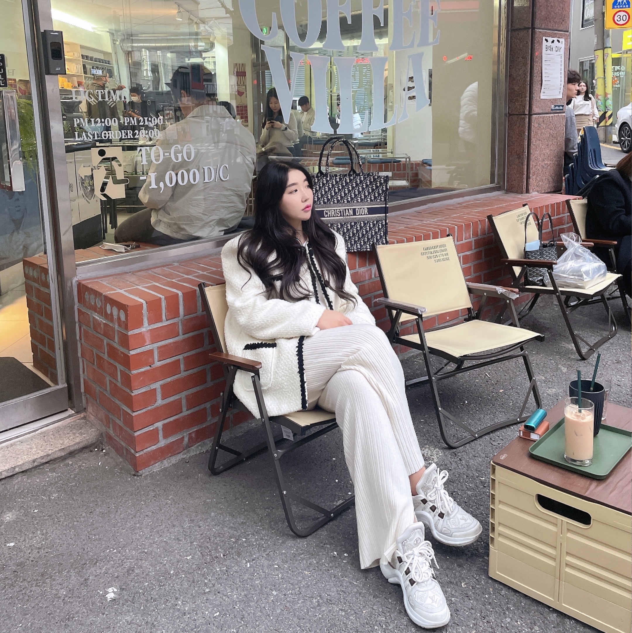 (W) Louis Vuitton LV Archlight Sneakers White, Dior Large Book Tote Blue Dior Oblique Embroidery 착용 스타일 - 2