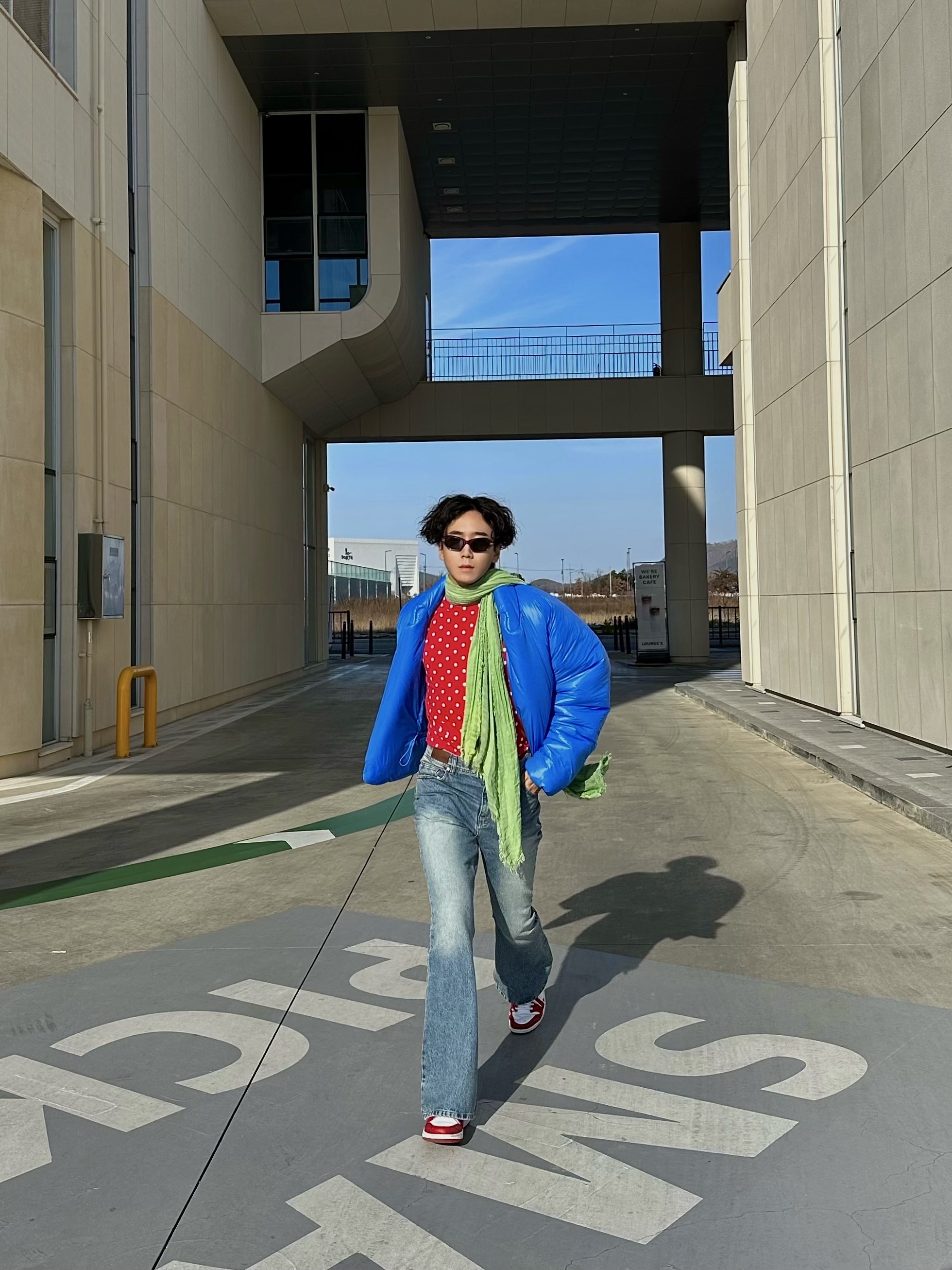 Yeezy Gap Round Jacket Blue 착용 스타일 - 1