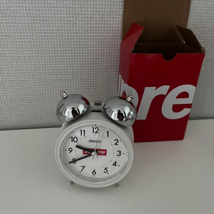 Supreme x Seiko Alarm Clock White - 22FW 착용 스타일