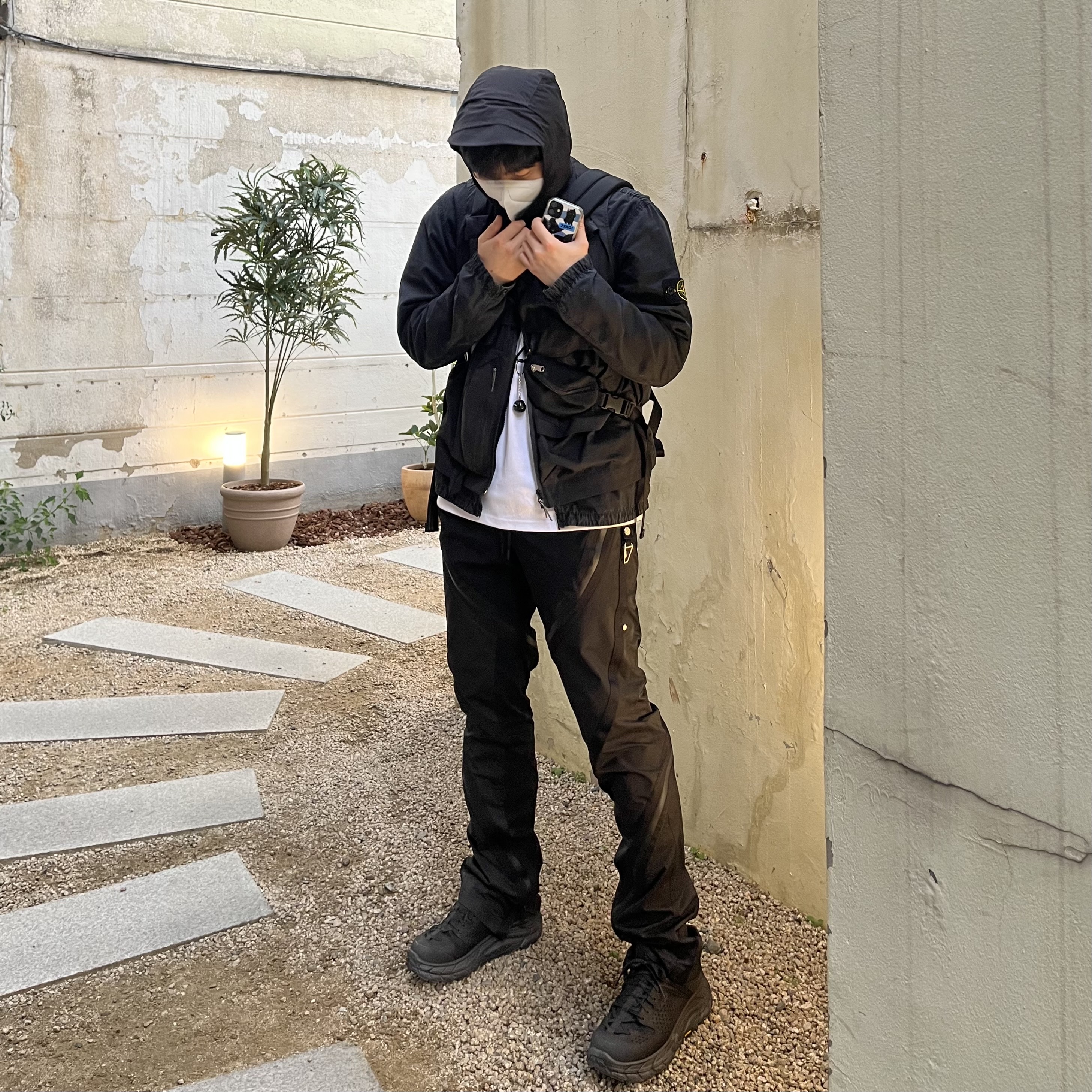 Hoka Tor Ultra Low Black, Stone Island 113WN T.CO+OLD Overshirt Black - 21FW 착용 스타일