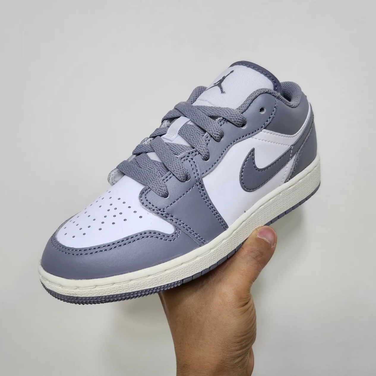 (GS) Jordan 1 Low Stealth and White 착용 스타일 - 1