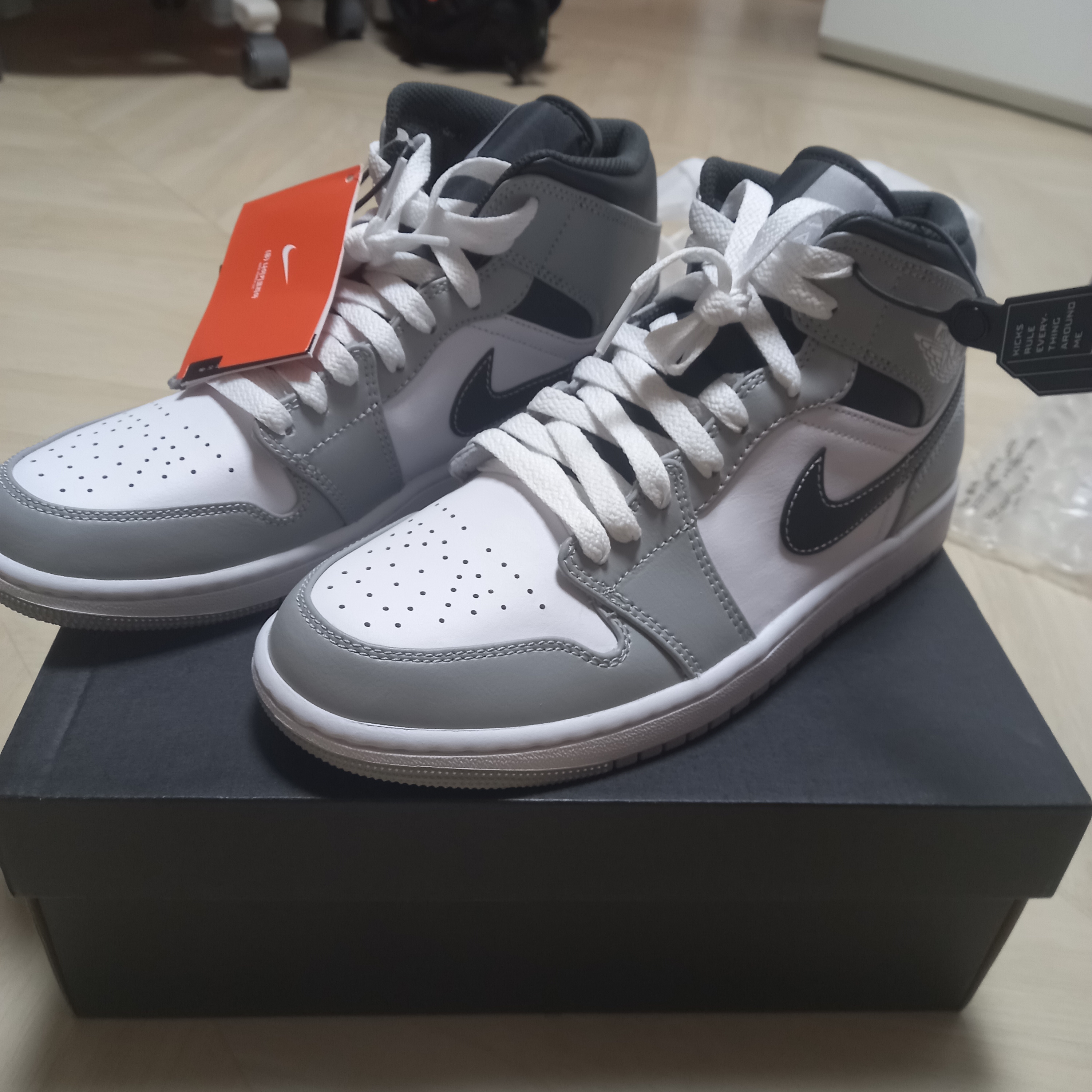 Jordan 1 Mid Light Smoke Grey Anthracite 착용 스타일 - 4