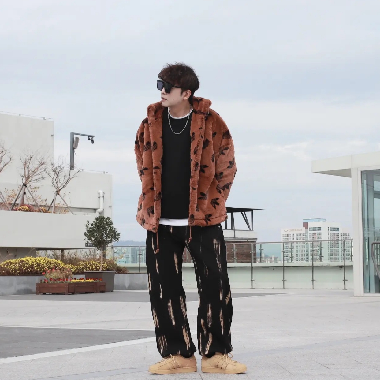 Adidas Superstar Golden Beige 착용 스타일 - 4
