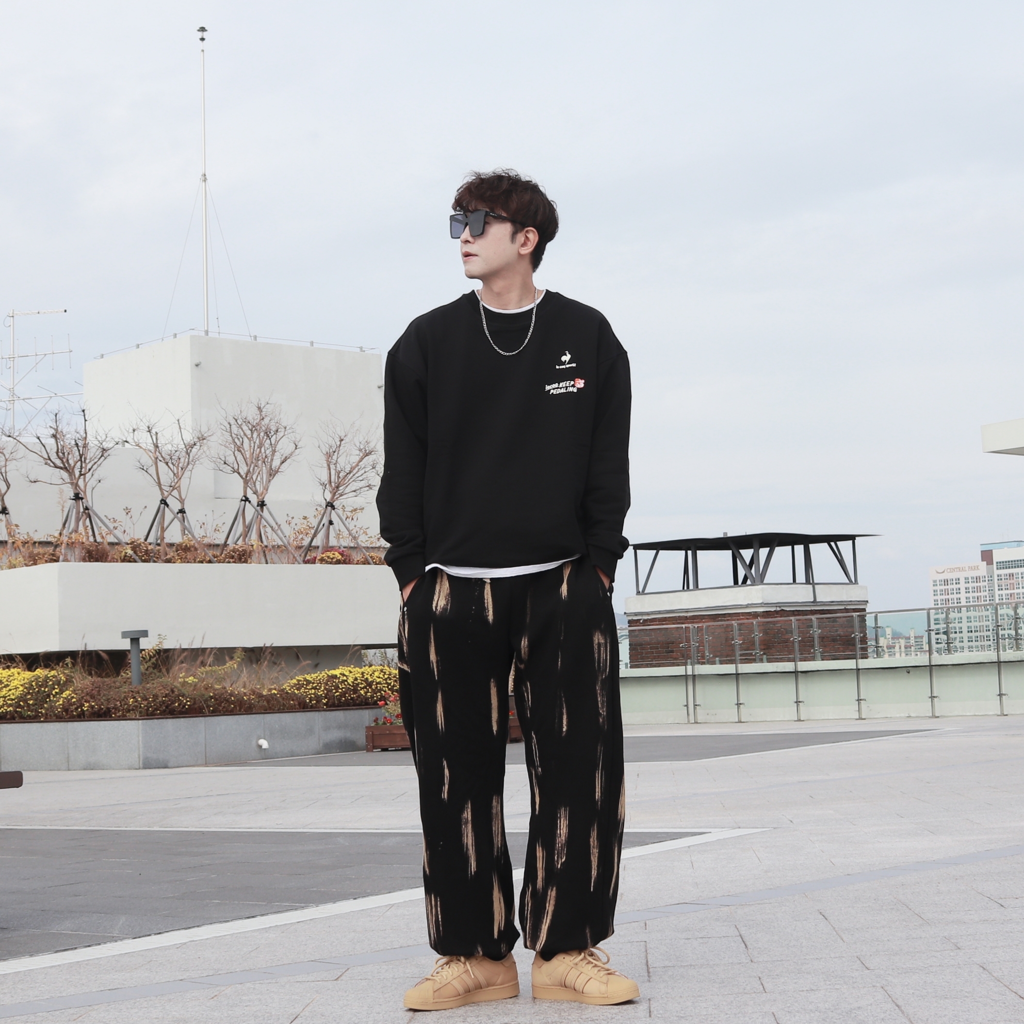 Adidas Superstar Golden Beige 착용 스타일 - 3
