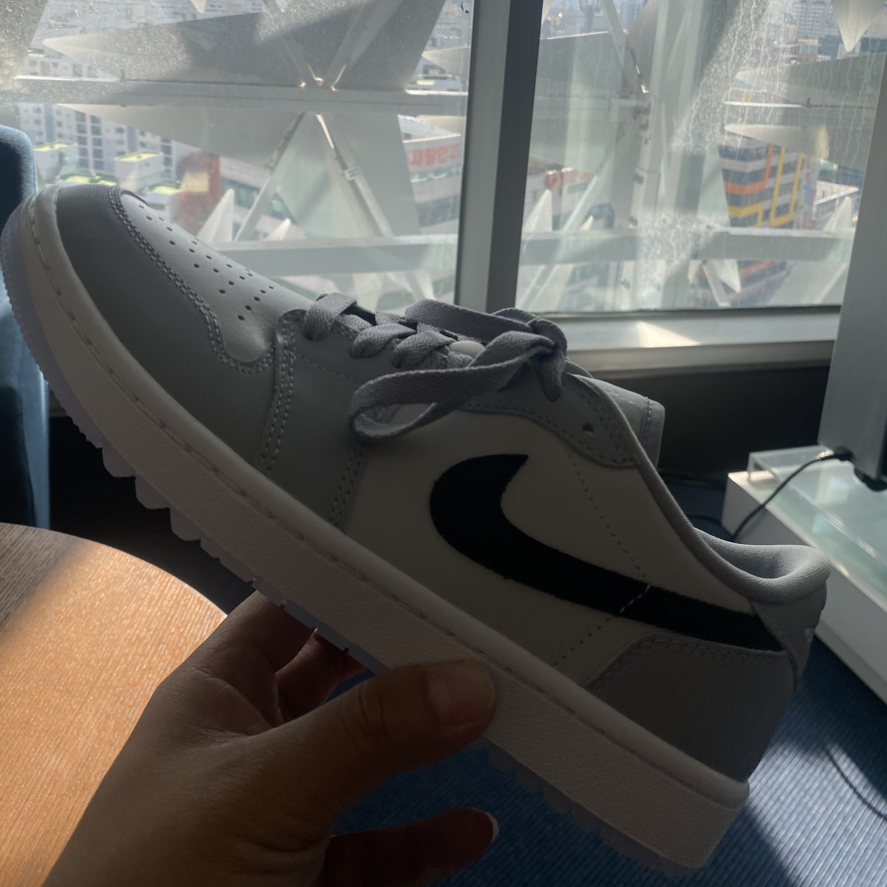 Jordan 1 Low Golf Wolf Grey 착용 스타일 - 1