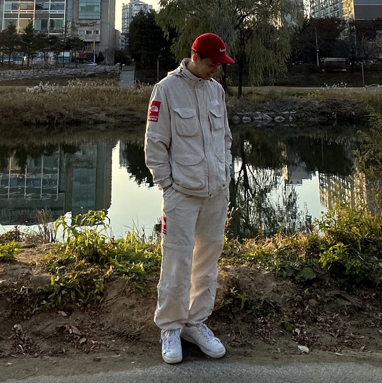 Supreme x The North Face Trekking Convertible Jacket Stone - 22SS, Supreme x The North Face Trekking Zip-Off Belted Pants Stone - 22SS 착용 스타일 - 2