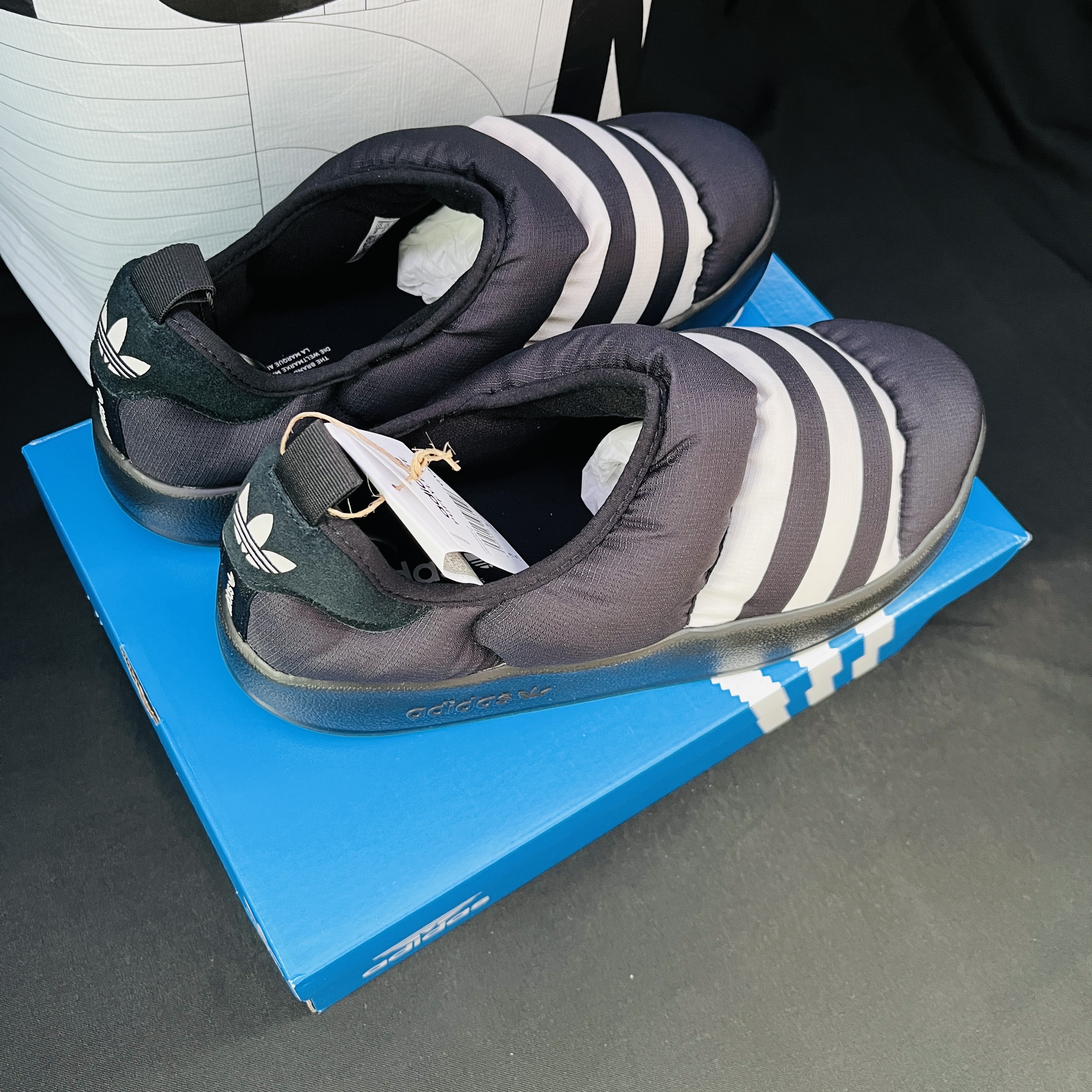 Adidas Puffylette Core Black 착용 스타일 - 1