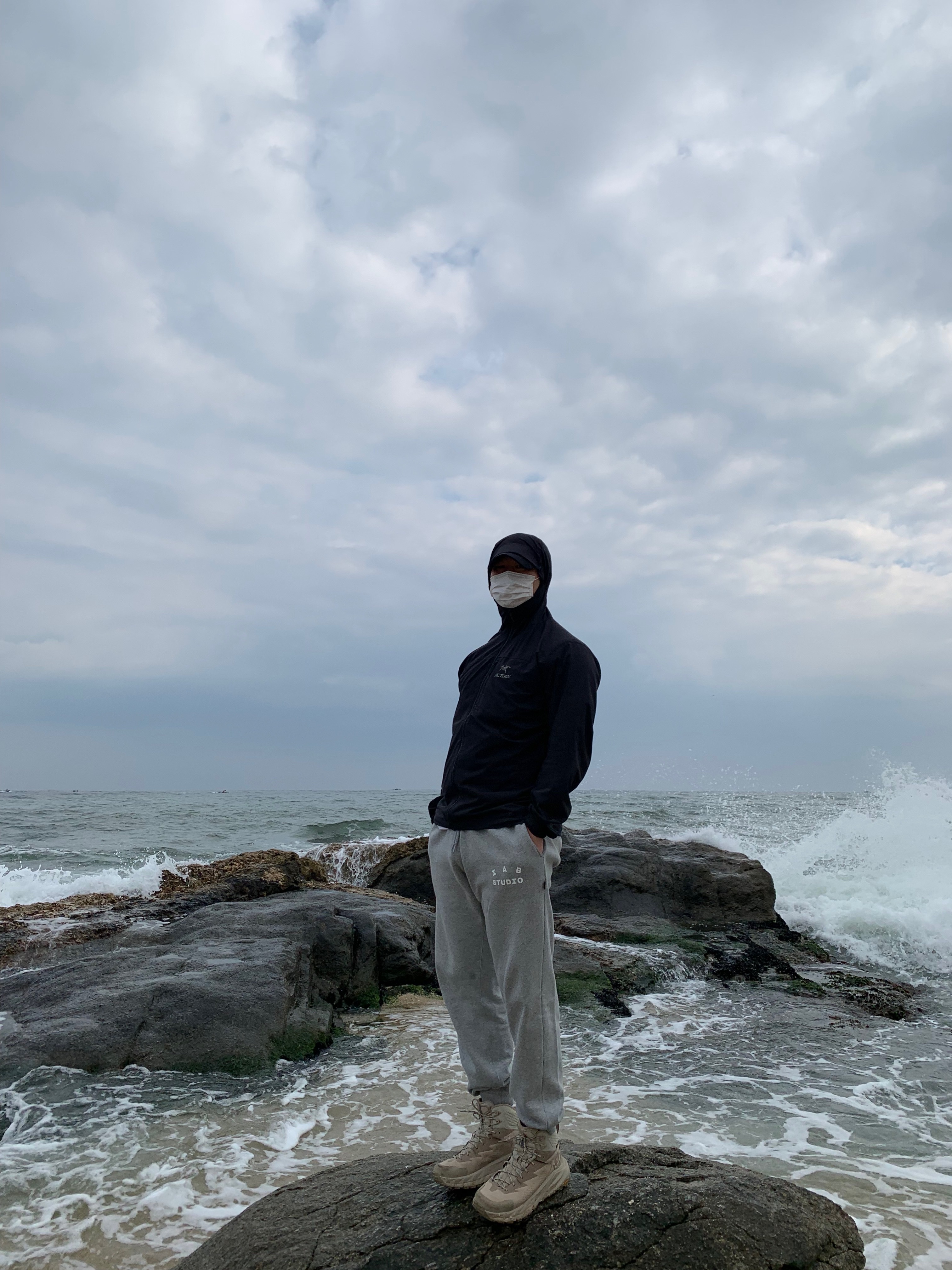 Arc'teryx Squamish Hoody Black, IAB Studio Sweatpants Gray - 21SS 착용 스타일 - 4