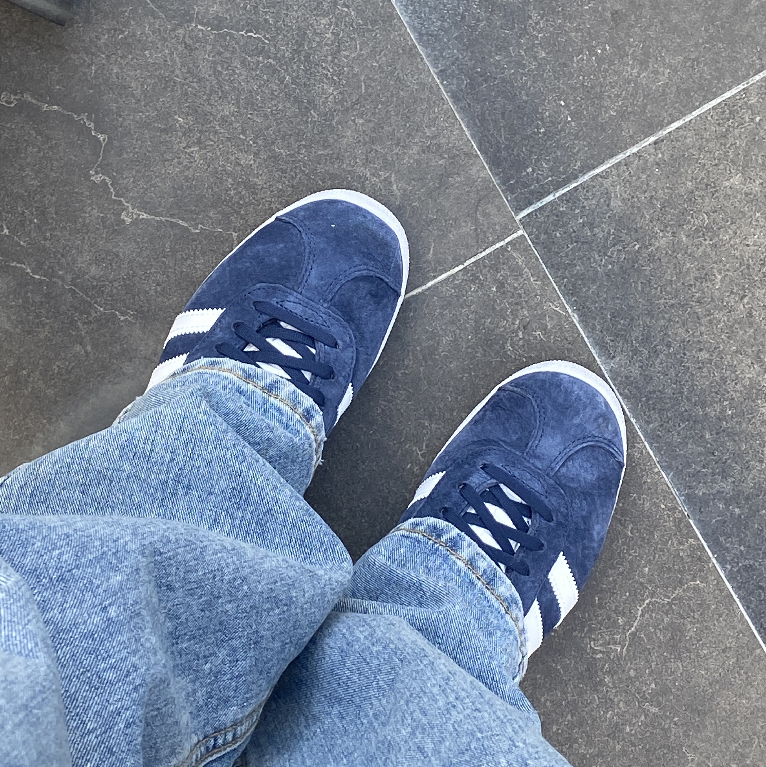 Adidas Gazelle Collegiate Navy 착용 스타일