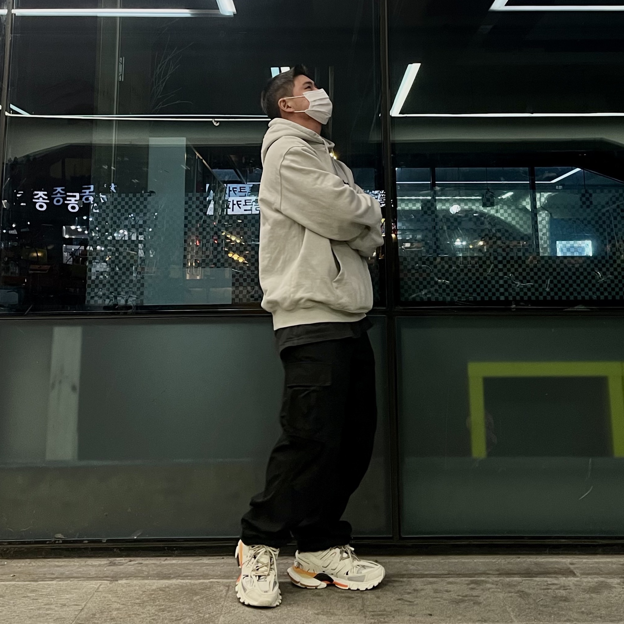 Balenciaga Track Sneakers White Orange 2019, (W) Balenciaga Track Sneakers White Orange 착용 스타일 - 3