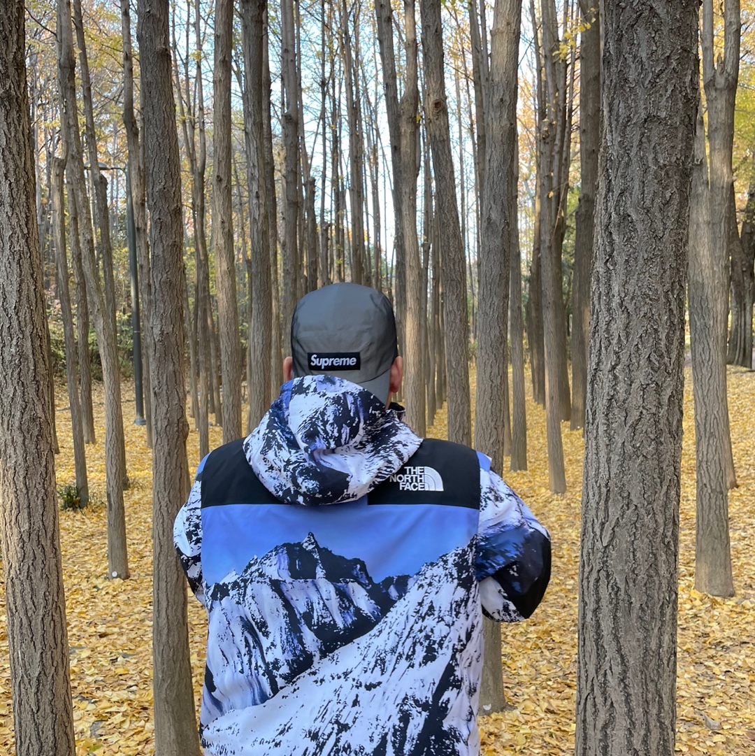 Supreme x The North Face Mountain Parka Blue White - 17FW, Supreme Reflective Mesh Camp Cap Black - 22SS 착용 스타일