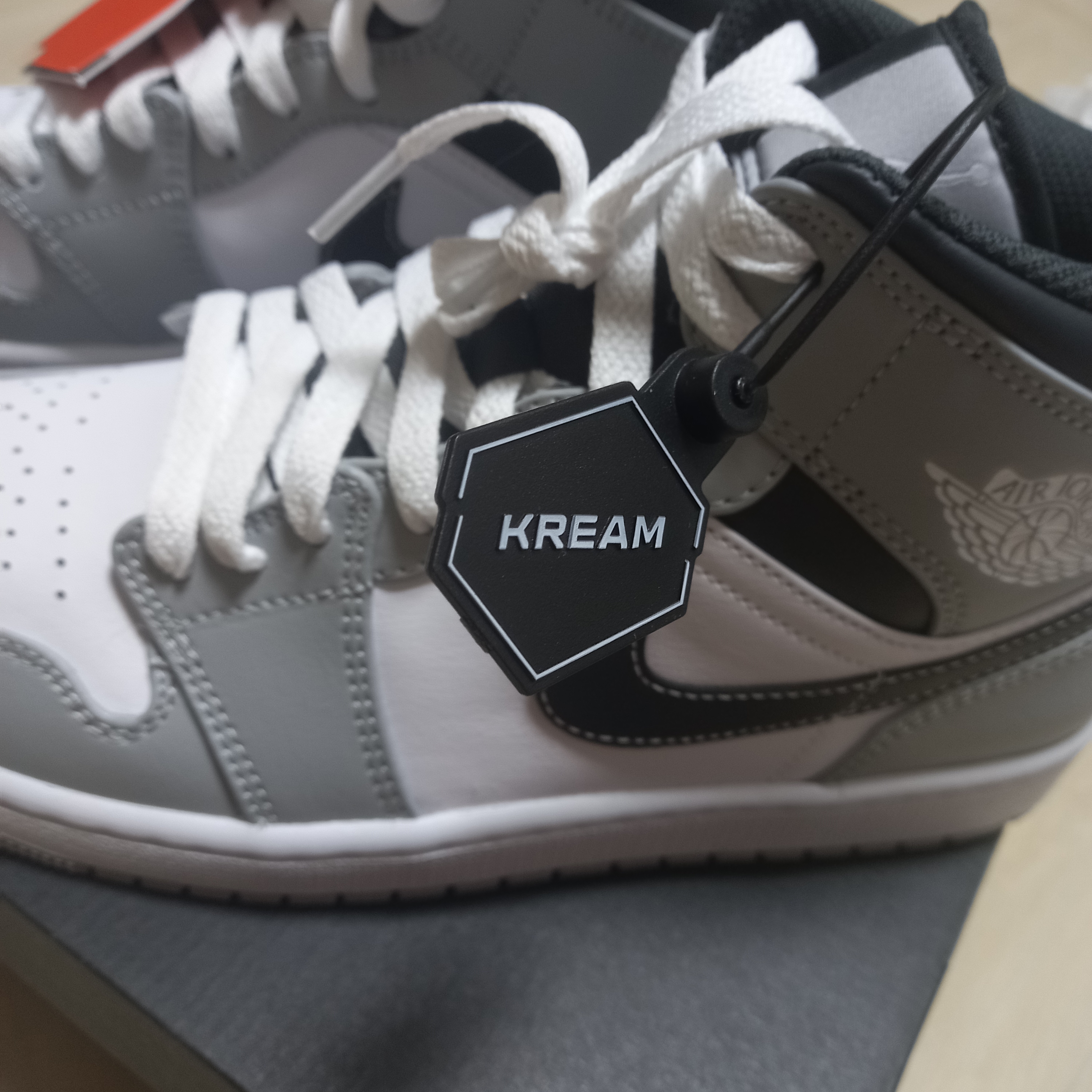 Jordan 1 Mid Light Smoke Grey Anthracite 착용 스타일 - 5
